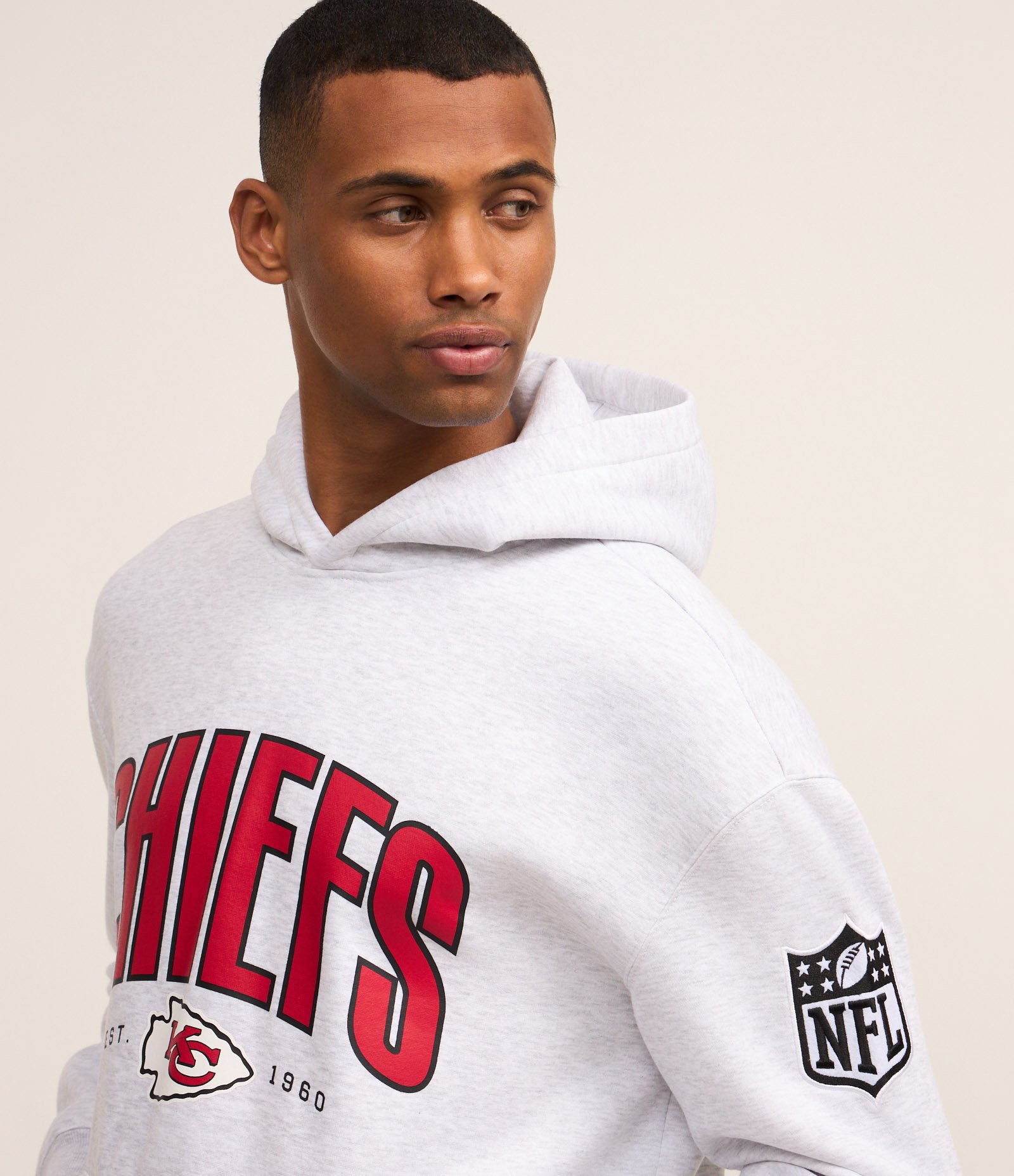 Blusão Relaxed em Fleece com Estampa NFL Chiefs Cinza 3
