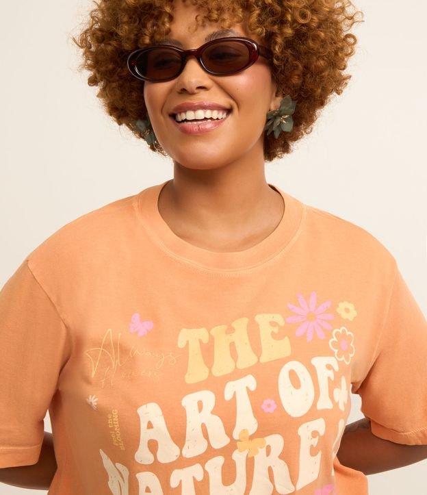 Camiseta Boxy Estonada com Estampa Flor Curve & Plus Size