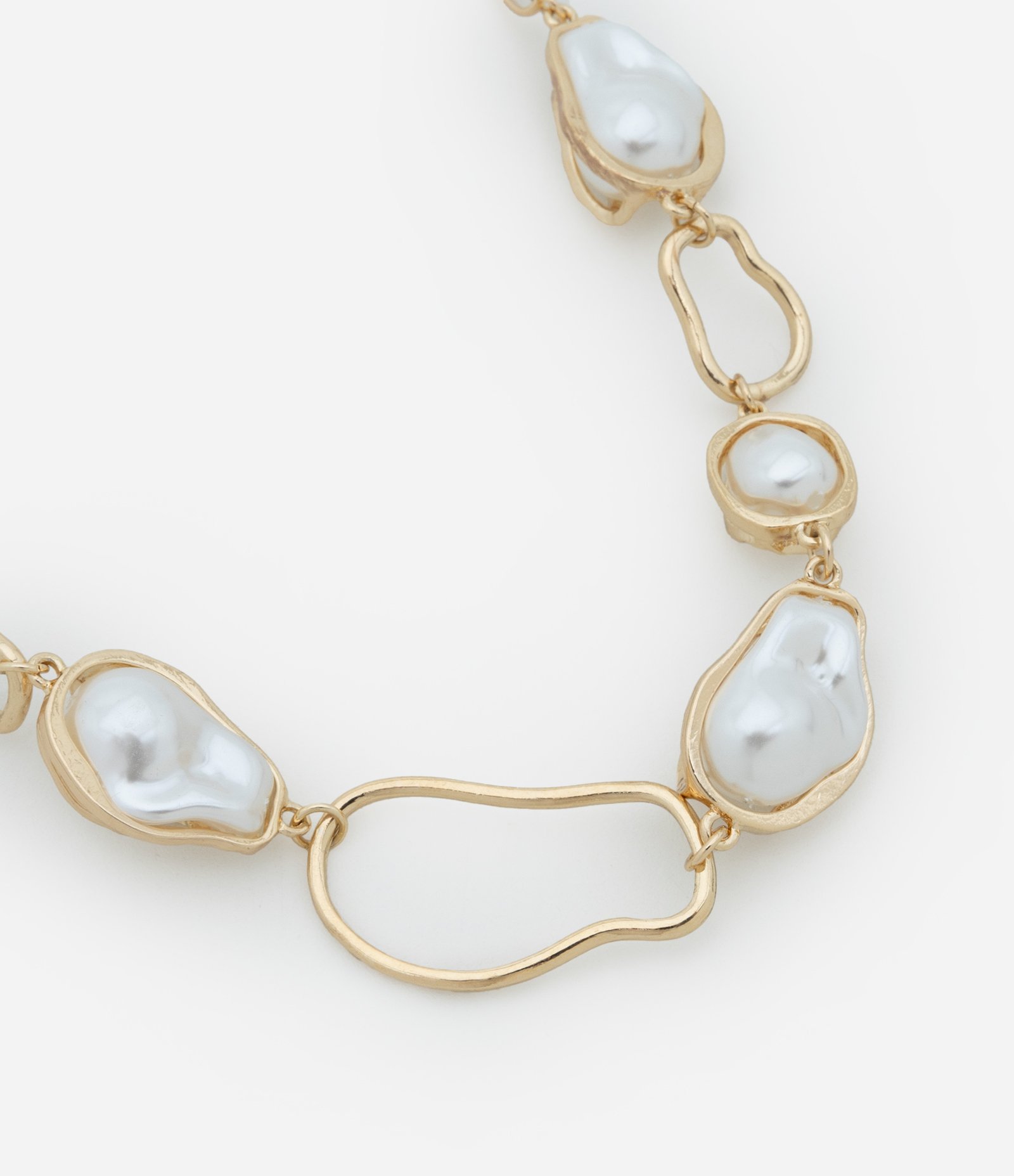 Colar Curto em Metal com Elos Orgânicos e Preenchimentos Perolados Dourado 2