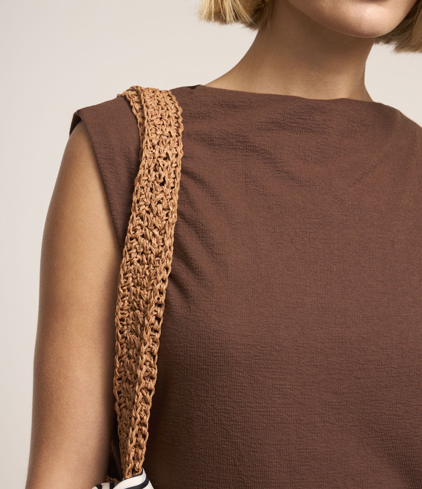 Vestido Midi Texturizado em Algodão com Fenda Marrom 4