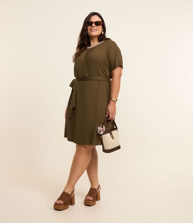Vestido Curto em Crepe com Gola de Tricô Curve & Plus Size