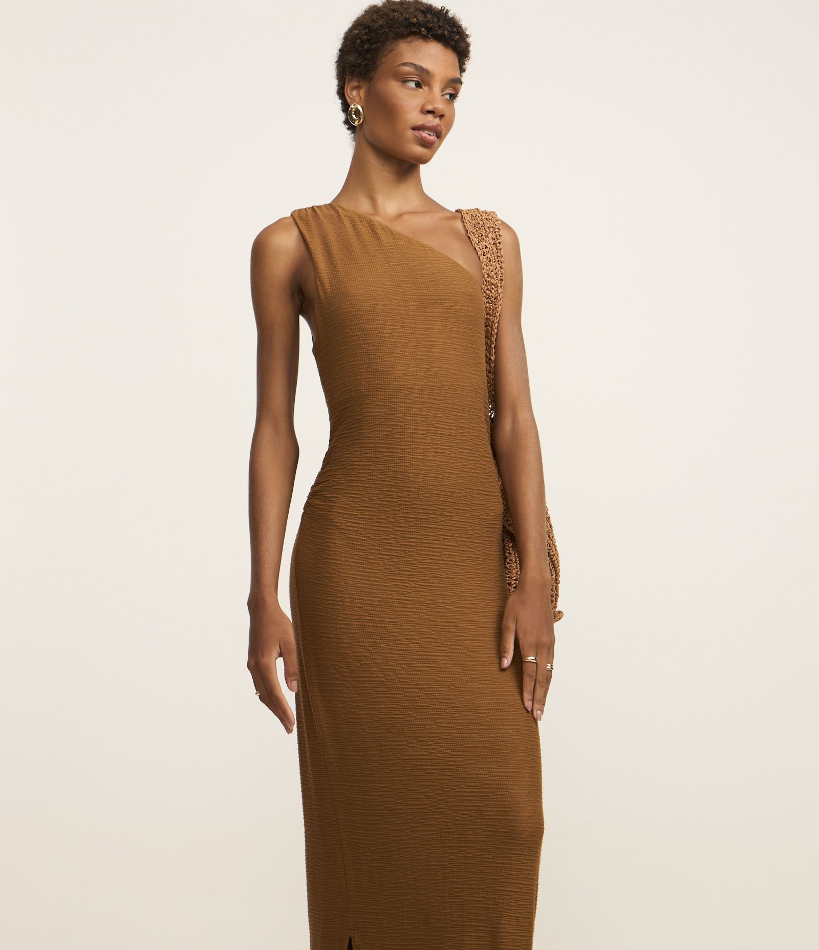 Vestido Um Ombro Só em Viscose Texturizado Marrom 1