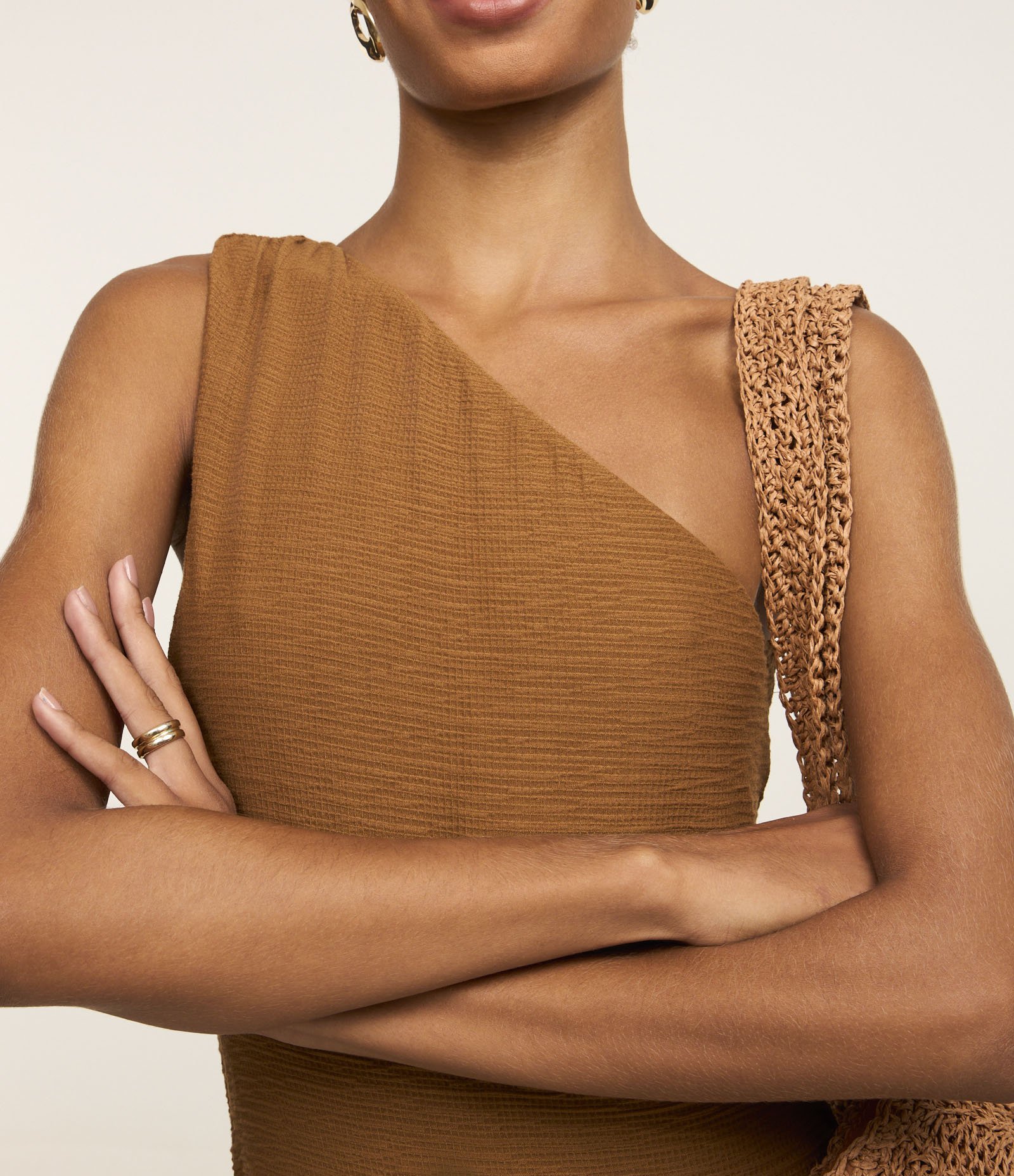 Vestido Um Ombro Só em Viscose Texturizado Marrom 3