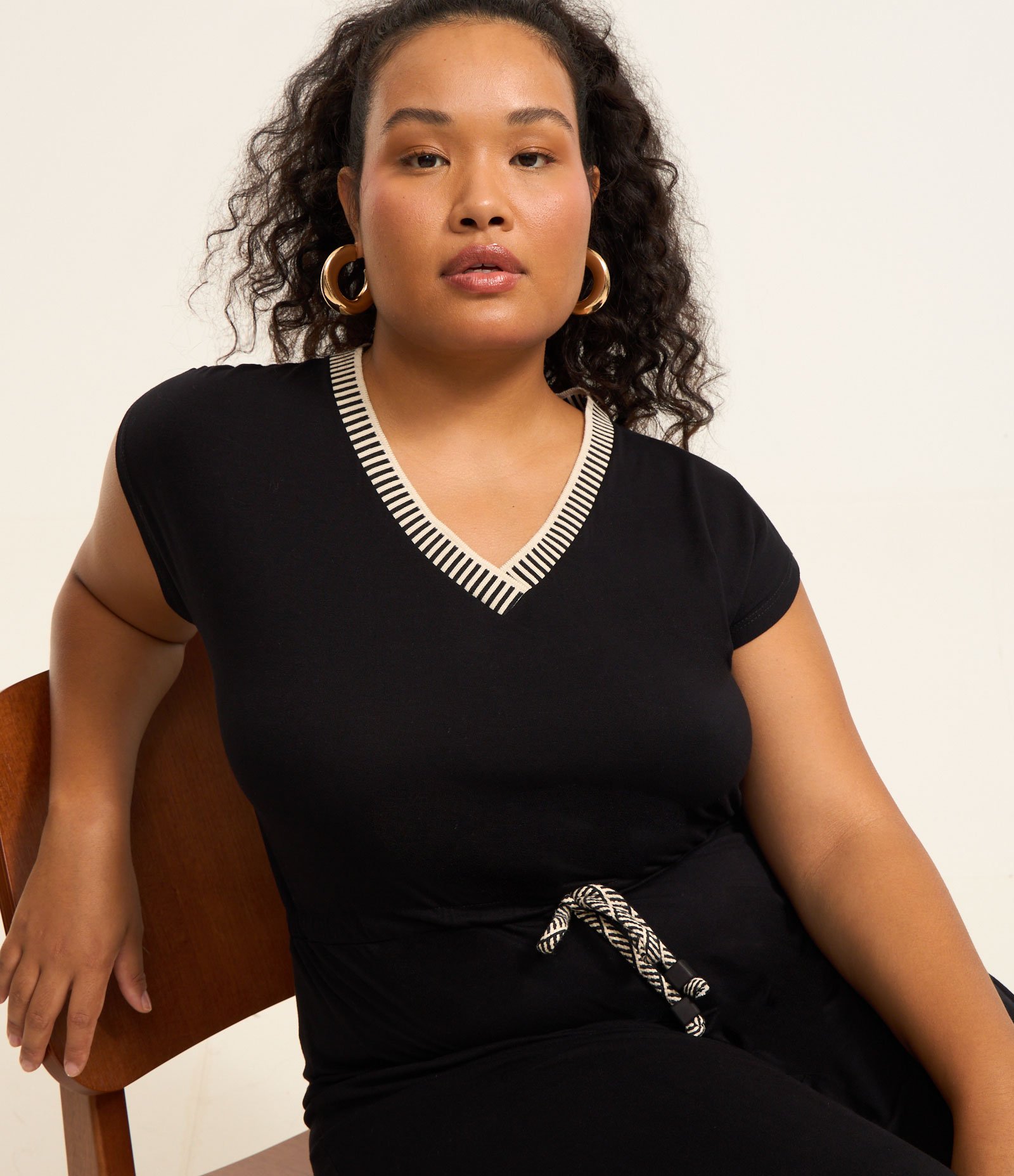 Macacão Longo em Crepe com Gola V de Tricô Curve & Plus Size Preto 1