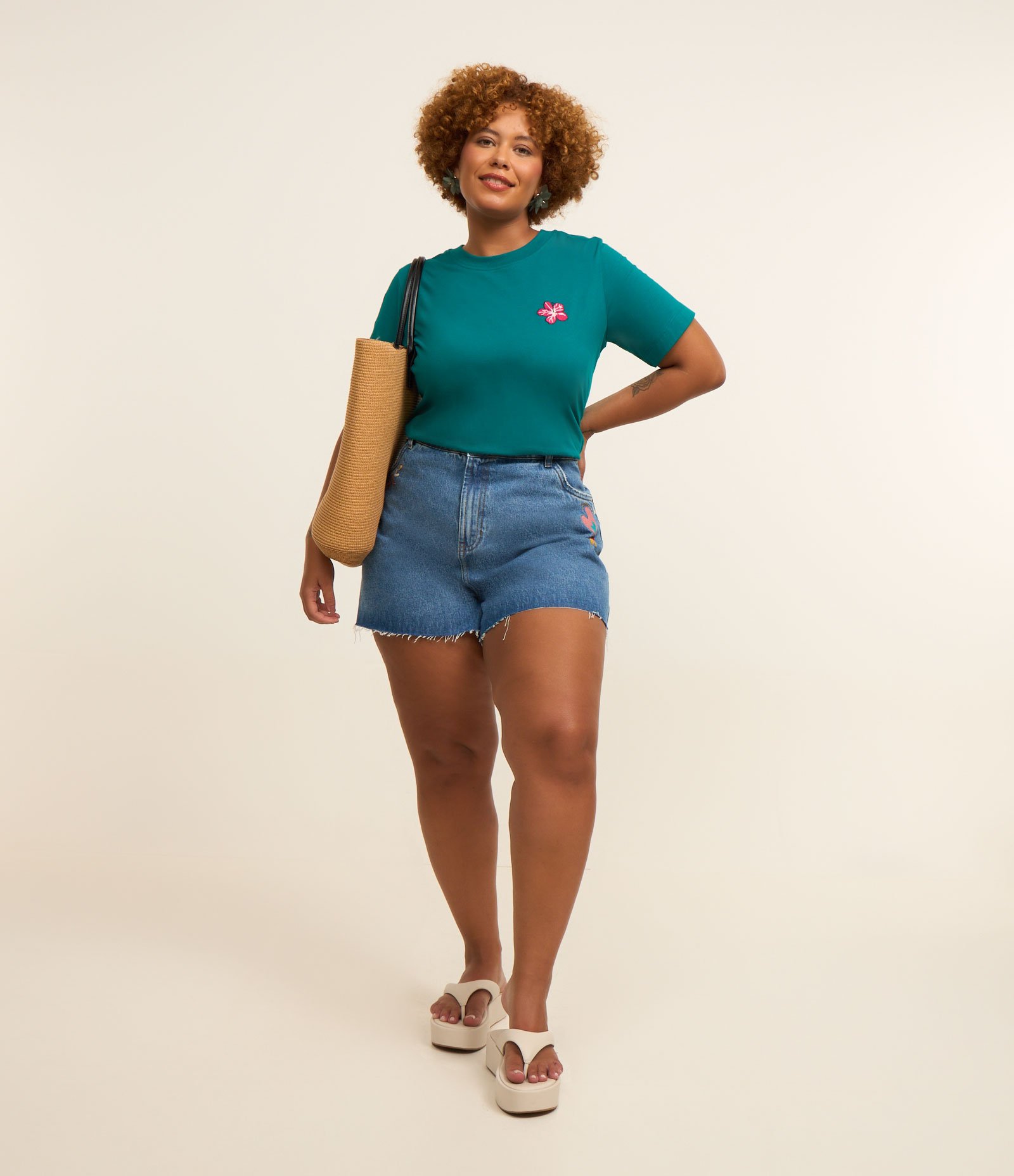 Blusa em Algodão com Bordado de Hibisco Curve & Plus Size Verde 2
