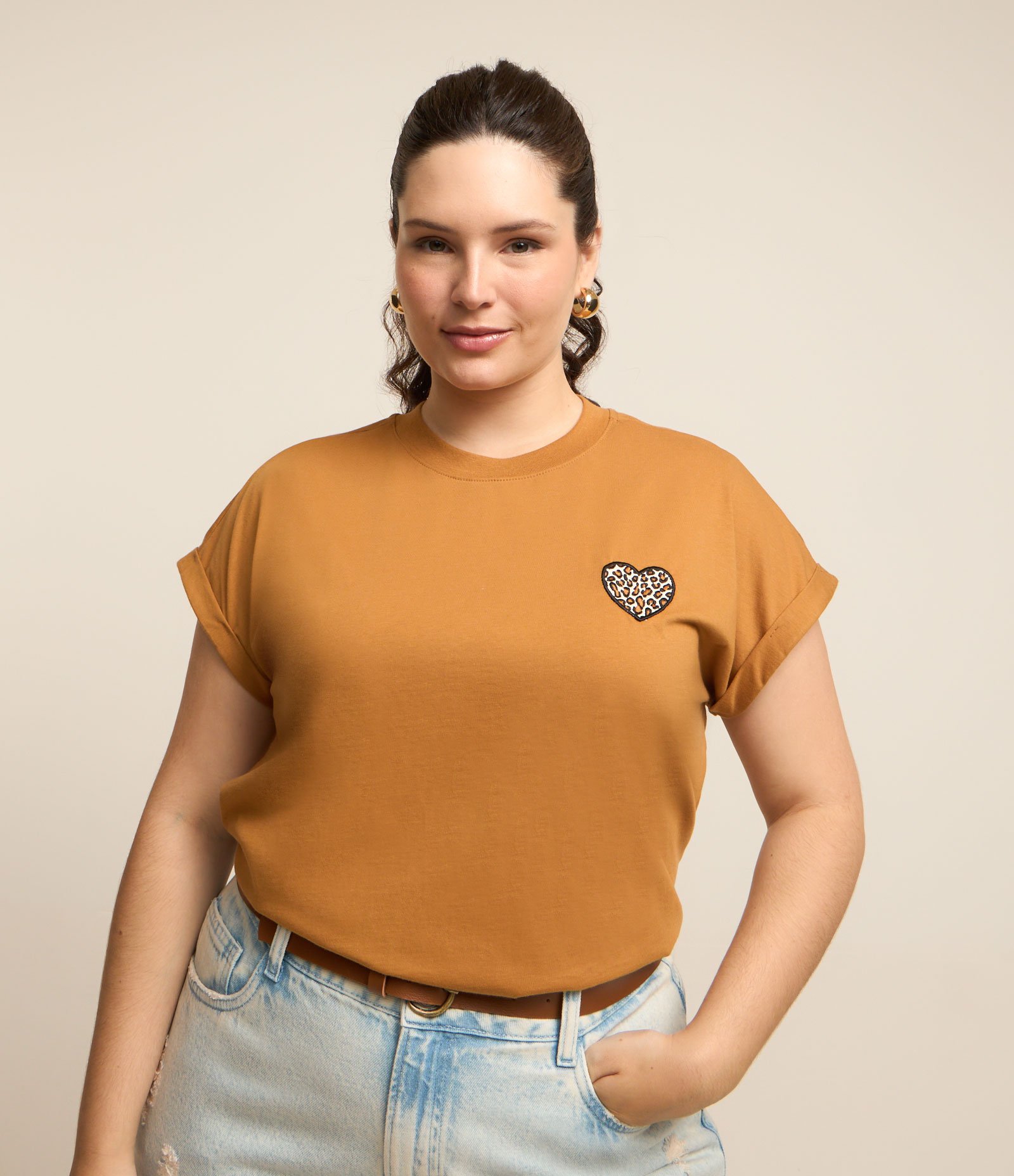 Blusa com Bordado de Coração Oncinha Curve & Plus Size Marrom 1