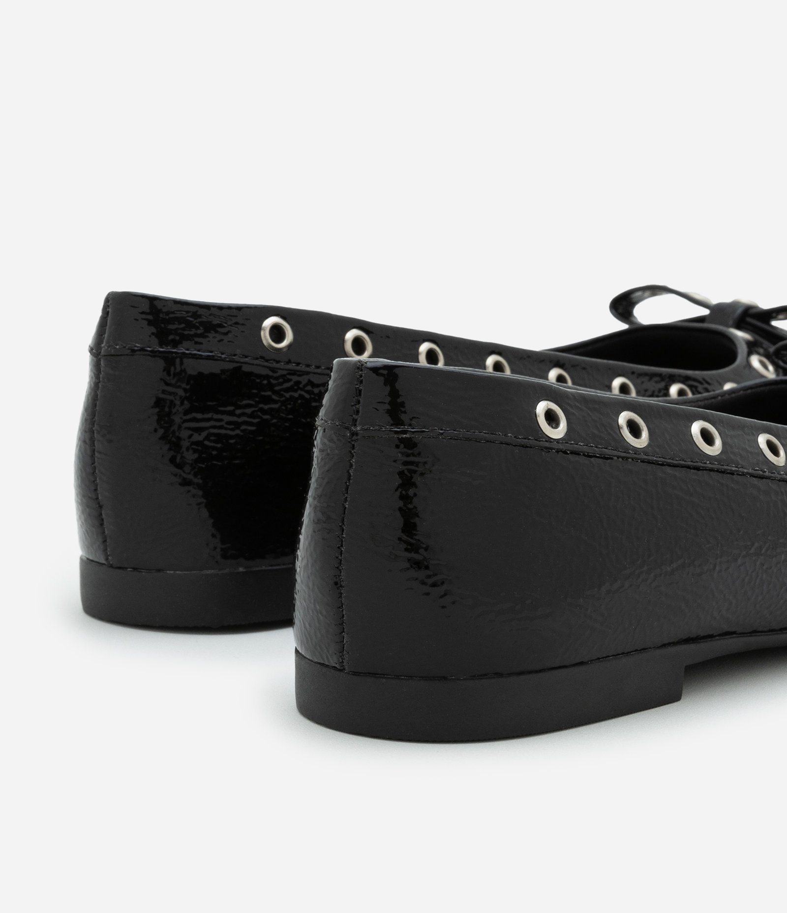 Sapatilha Bico Quadrado com Aplicação de Ilhós e Laço Preto 3