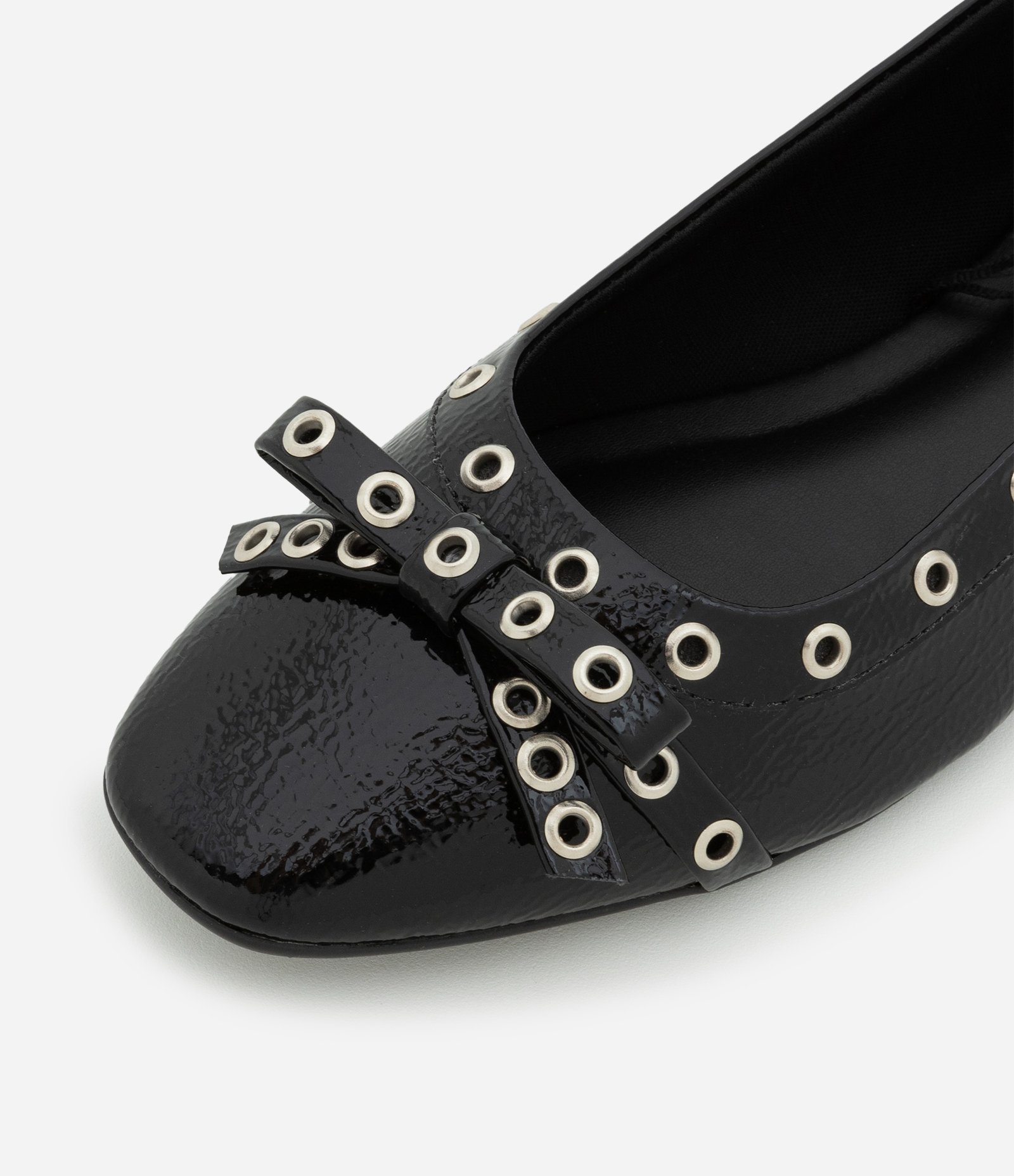 Sapatilha Bico Quadrado com Aplicação de Ilhós e Laço Preto 4