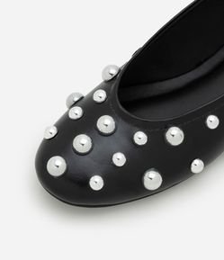 Sapatilha em PU Bico Redondo com Big Esferas de Metal