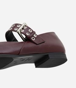 Sapatilha em Verniz com Efeito Molhado e Fivela com Ilhós