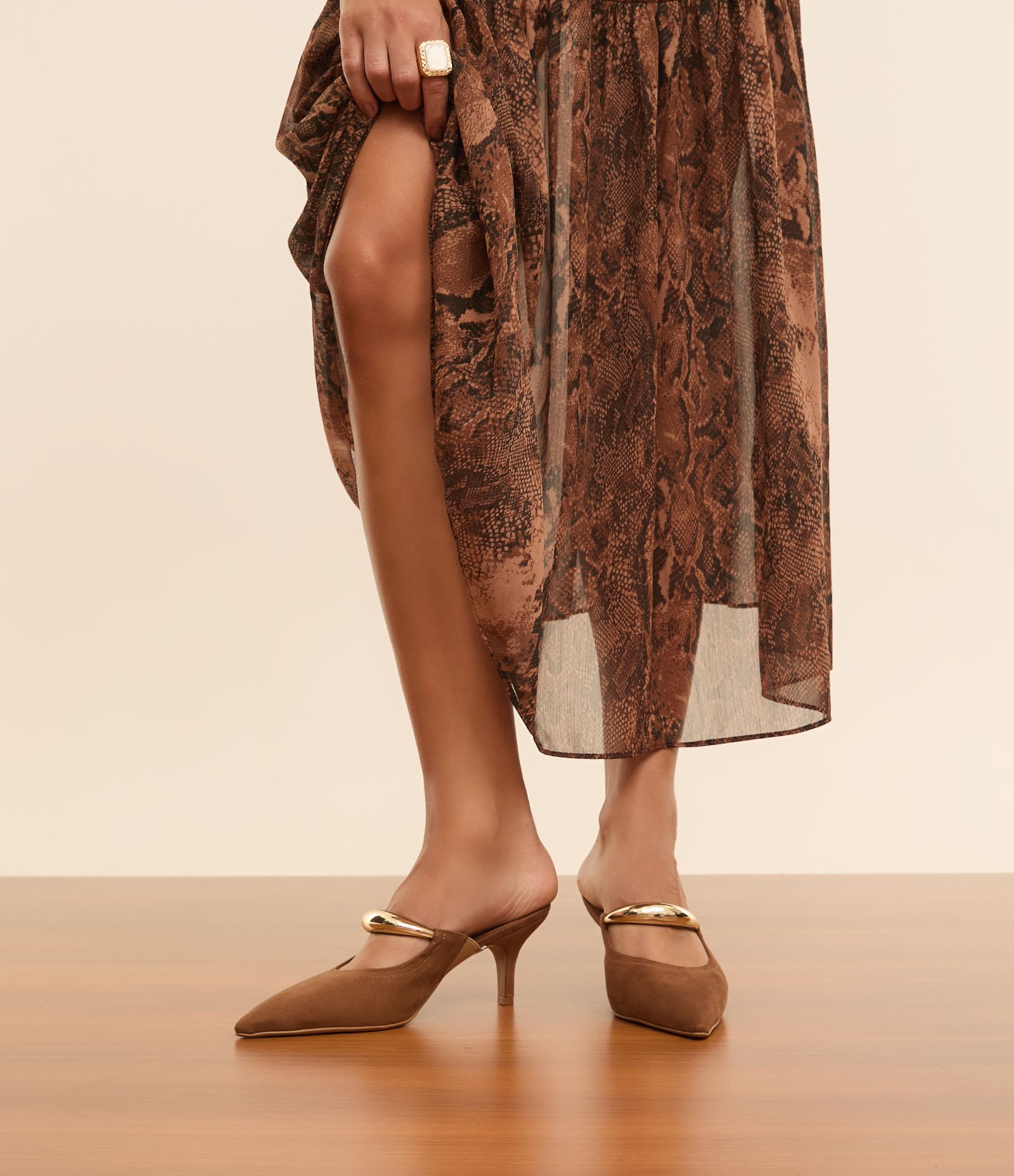 Sapato Scarpin Mule em PU com Detalhe em Metal Bold Marrom Caramelo 1