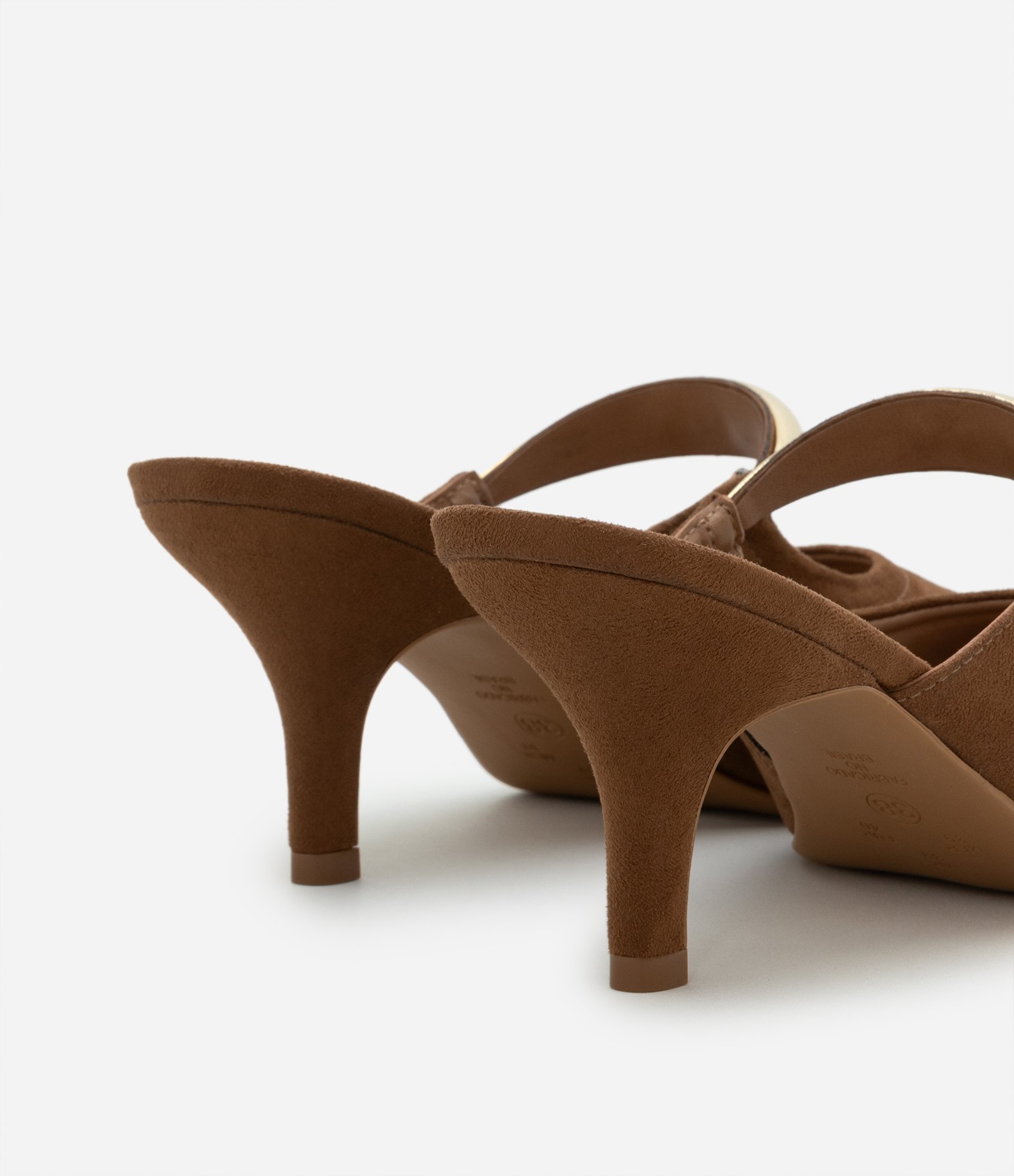 Sapato Scarpin Mule em PU com Detalhe em Metal Bold Marrom Caramelo 4