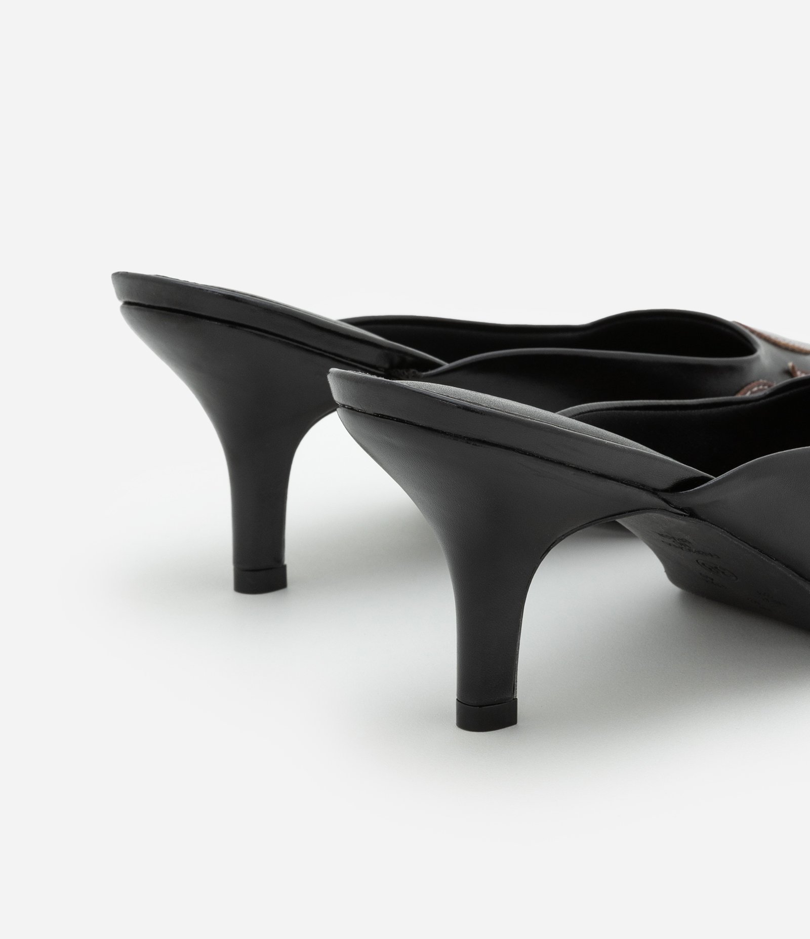 Sapato Mule Scarpin em PU Bico Fino Preto 3