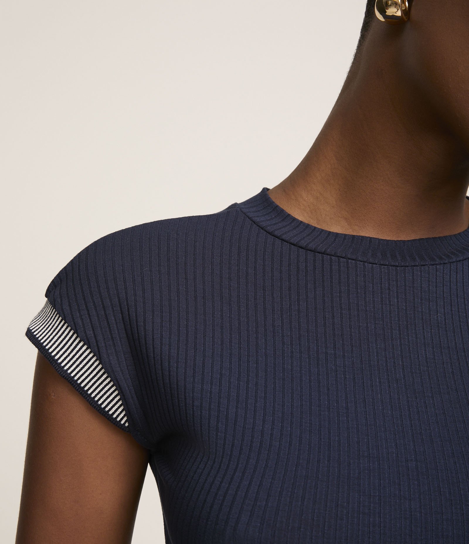 Blusa Sem Manga em Viscose com Cava Listrada Azul 3