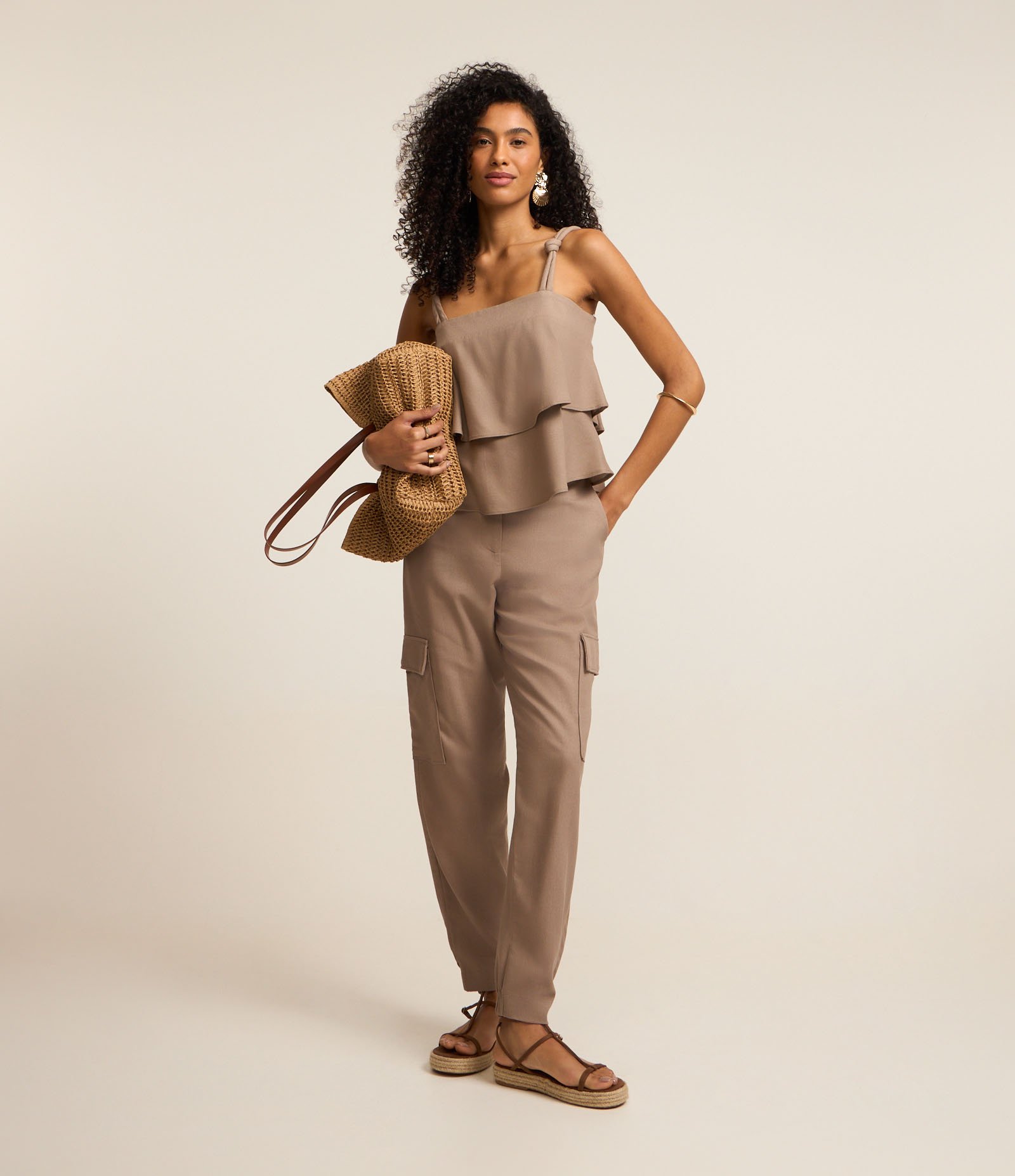 Calça Cenoura em Viscolinho com Bolsos Cargo Marrom 1