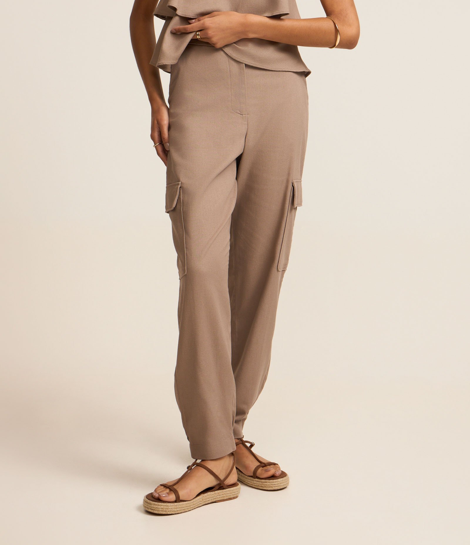 Calça Cenoura em Viscolinho com Bolsos Cargo Marrom 3