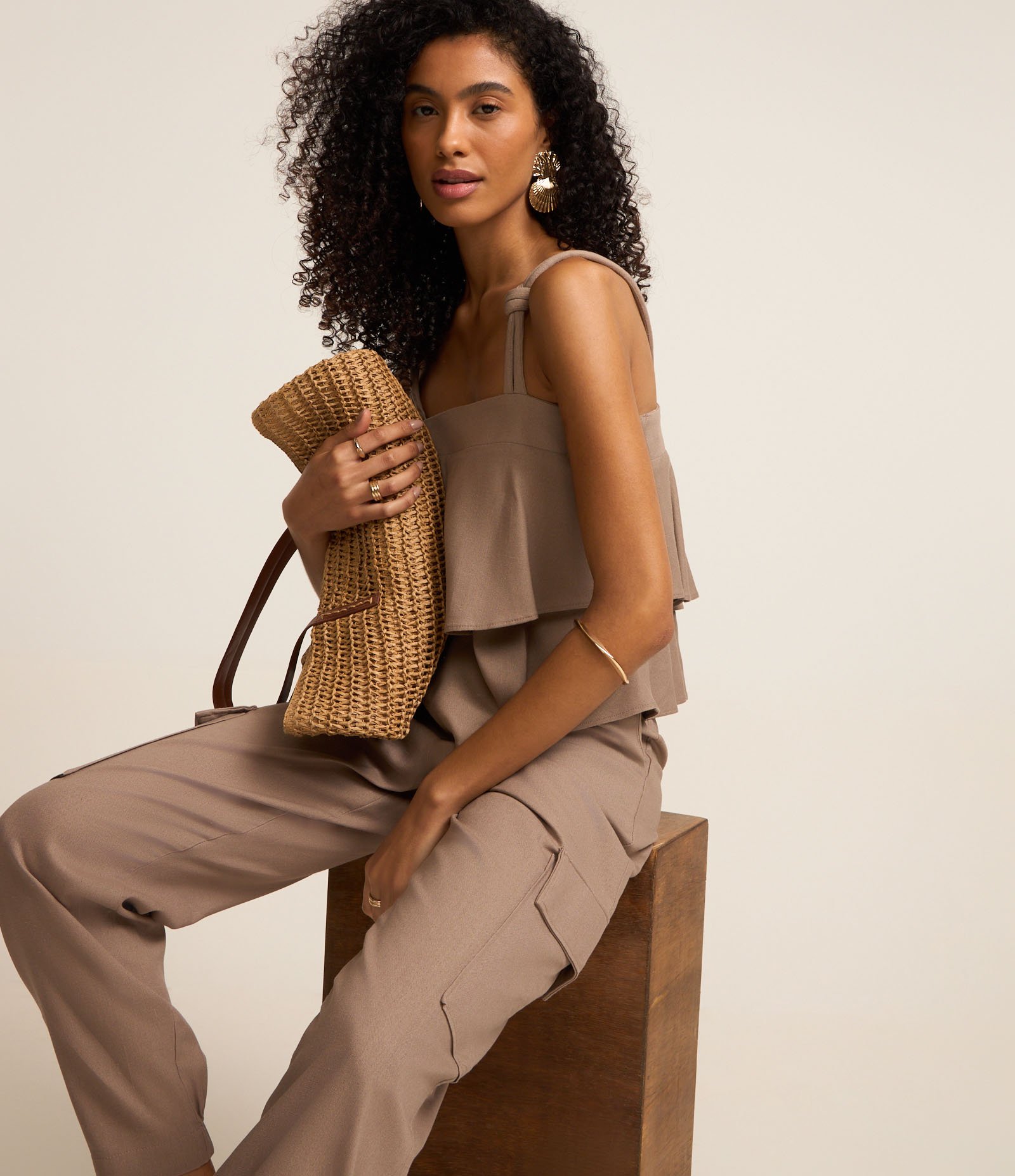 Calça Cenoura em Viscolinho com Bolsos Cargo Marrom 5