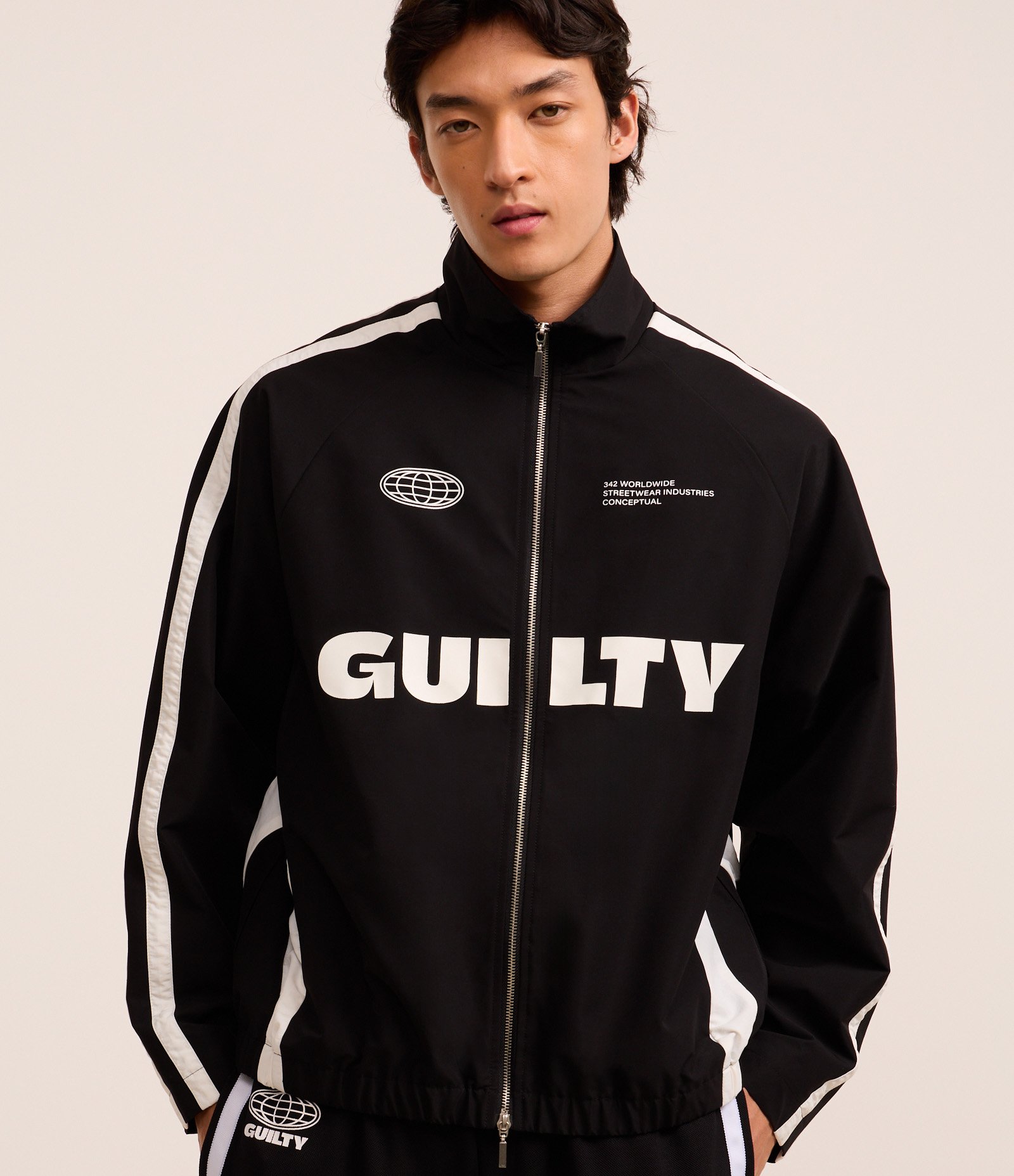 Jaqueta Sporty com Gola Alta e Listras Contrastantes Preto 1