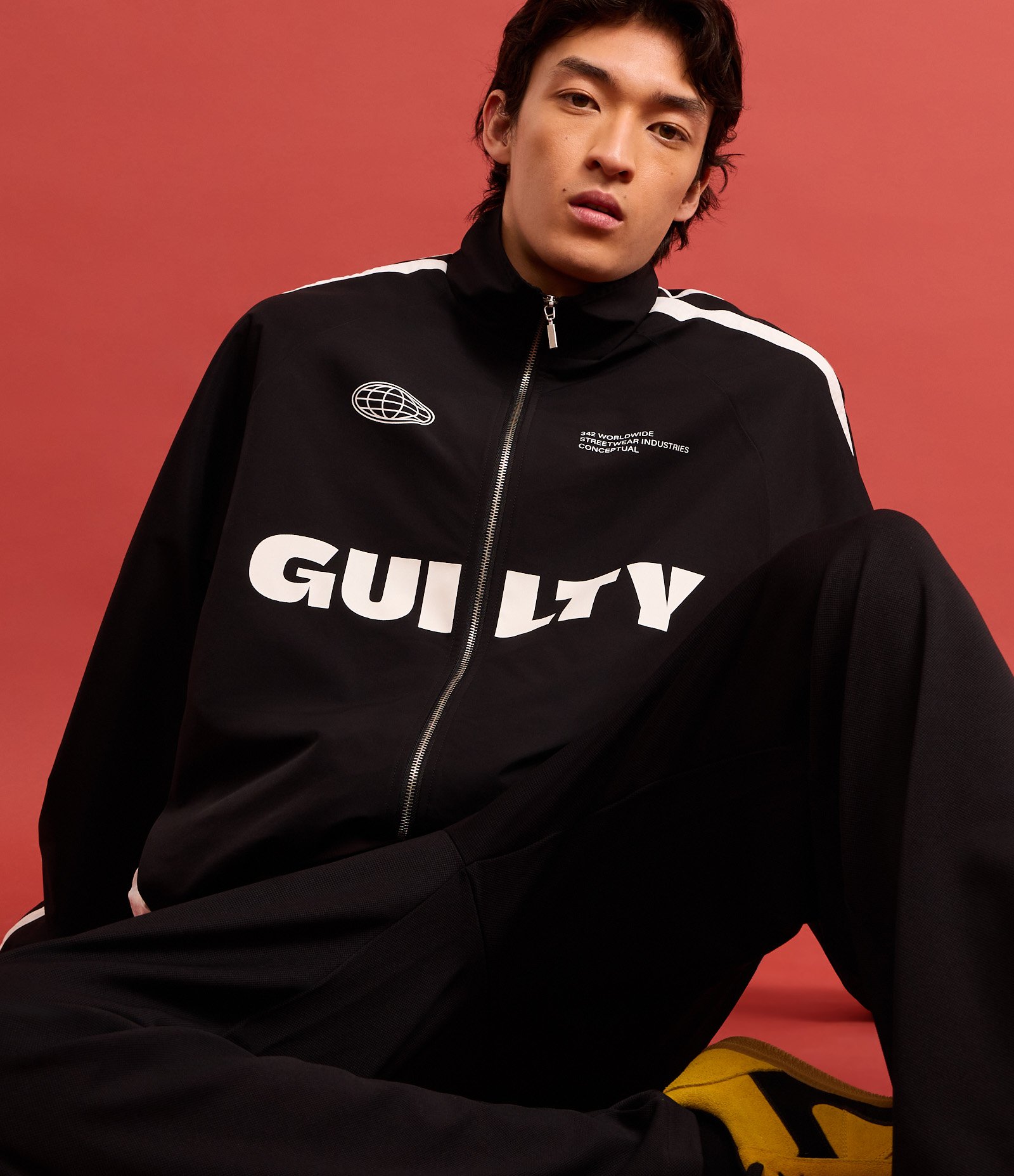 Jaqueta Sporty com Gola Alta e Listras Contrastantes Preto 3
