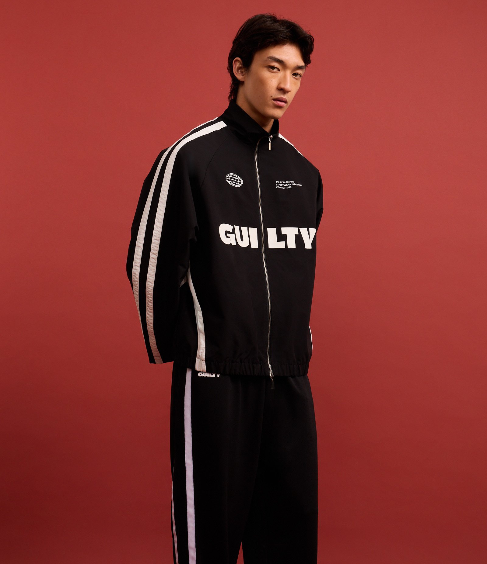 Jaqueta Sporty com Gola Alta e Listras Contrastantes Preto 4