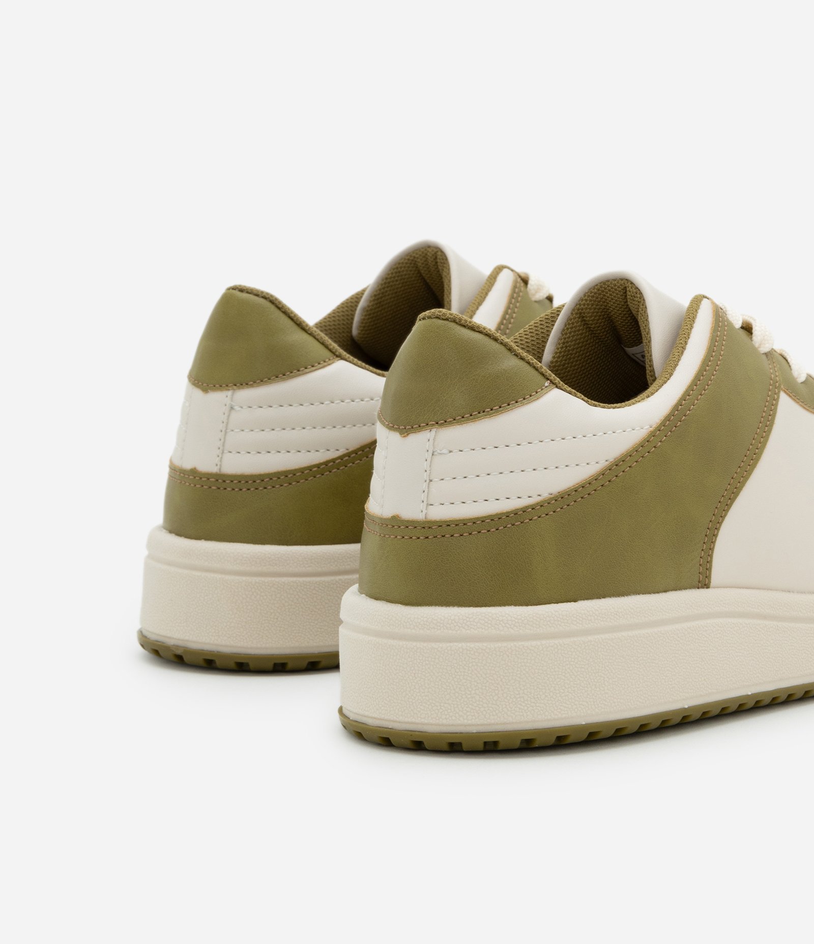 Tênis Street em PU com Recortes Contrastantes Verde 5