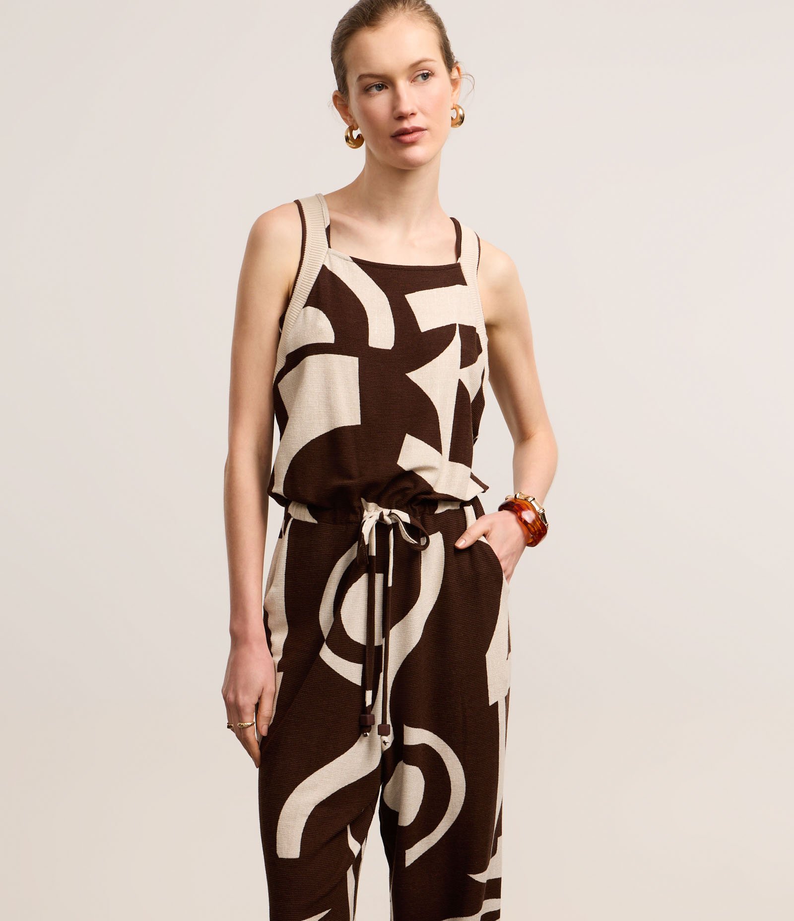 Macacão Reto em Viscose com Estampa Abstrata e Cava de Tricô Marrom/Off White 2