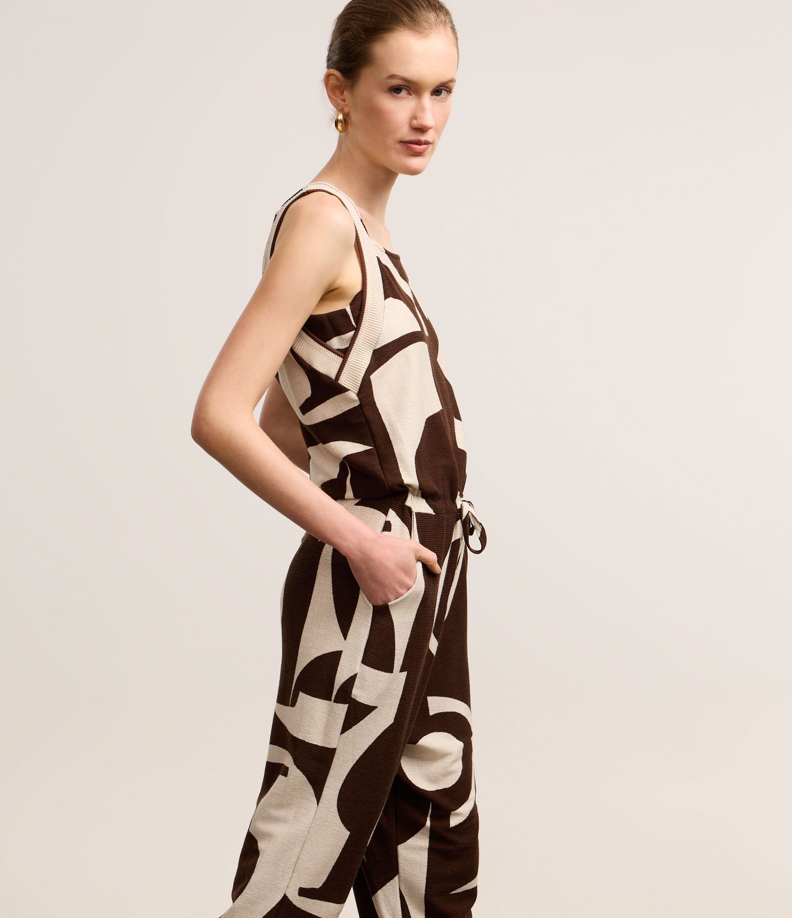 Macacão Reto em Viscose com Estampa Abstrata e Cava de Tricô Marrom/Off White 4