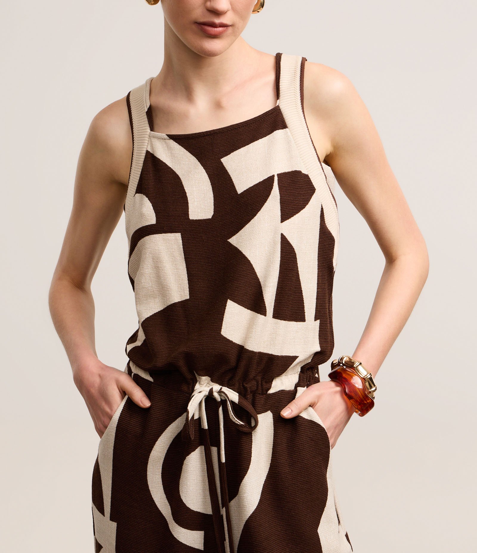 Macacão Reto em Viscose com Estampa Abstrata e Cava de Tricô Marrom/Off White 5