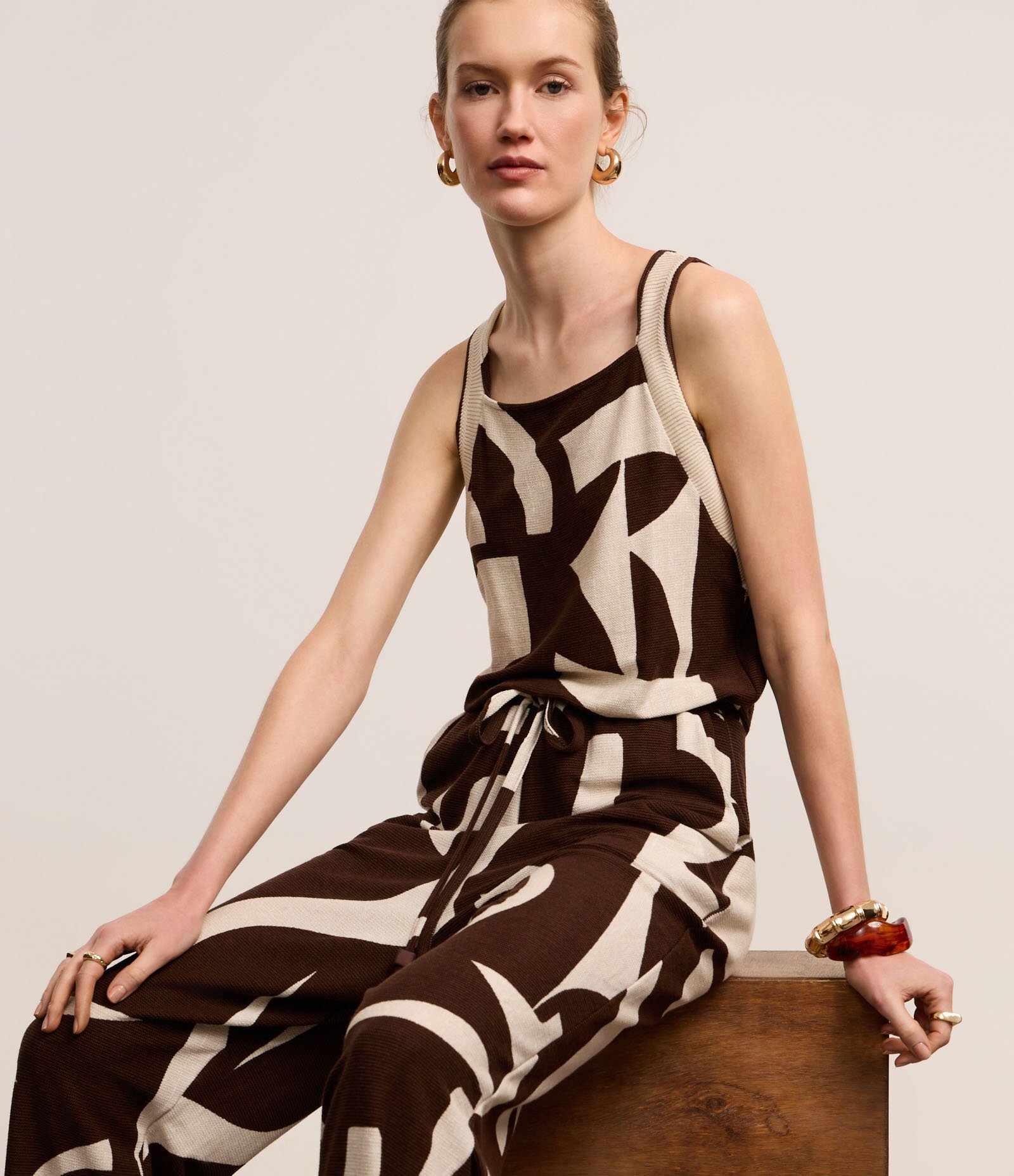 Macacão Reto em Viscose com Estampa Abstrata e Cava de Tricô Marrom/Off White 6