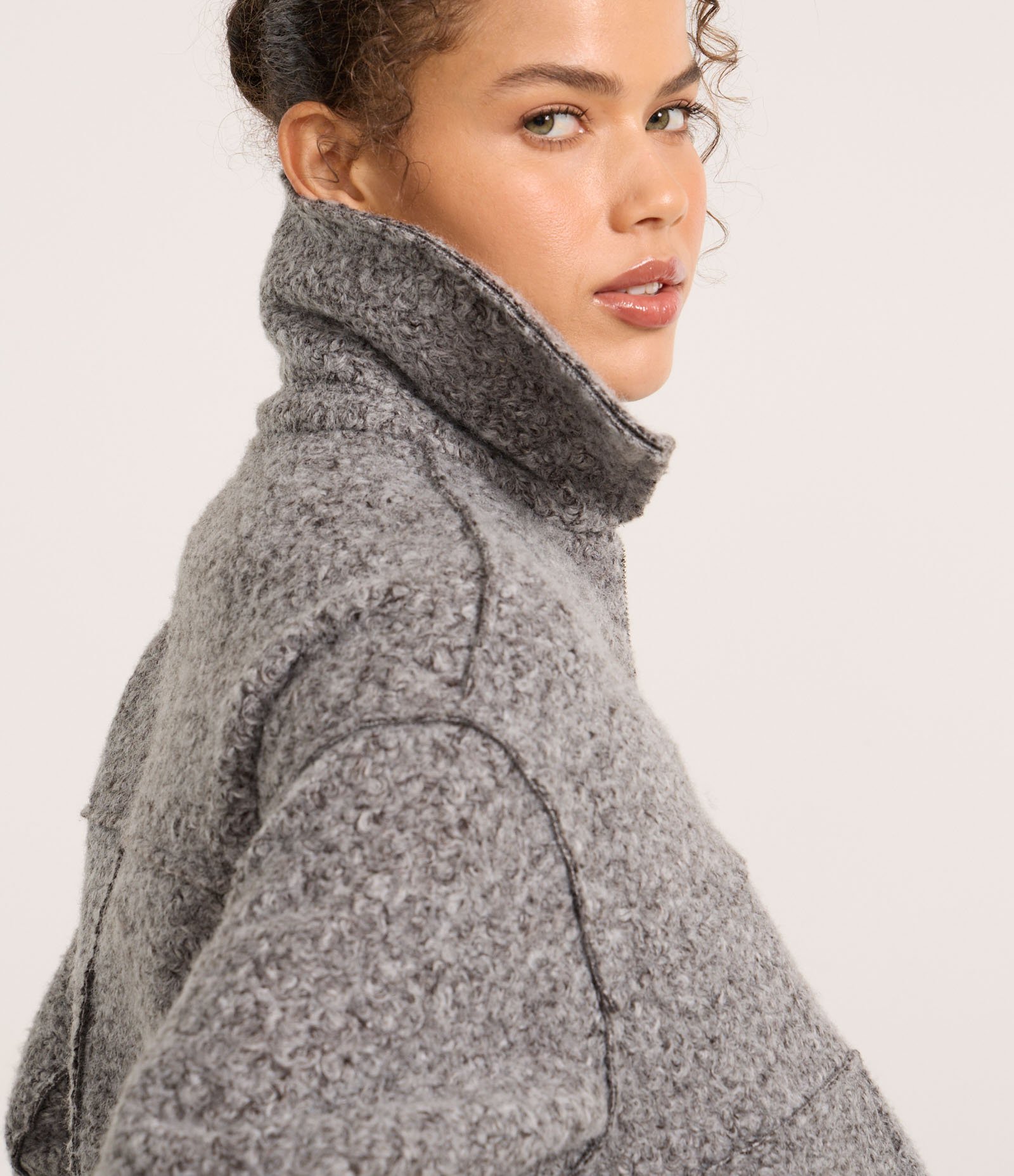 Jaqueta Boxy Curta Boucle com Bolsos Laterais Cinza 3