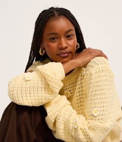 Suéter Cropped em Tricô com Ponto Aberto e Bordado de Flor