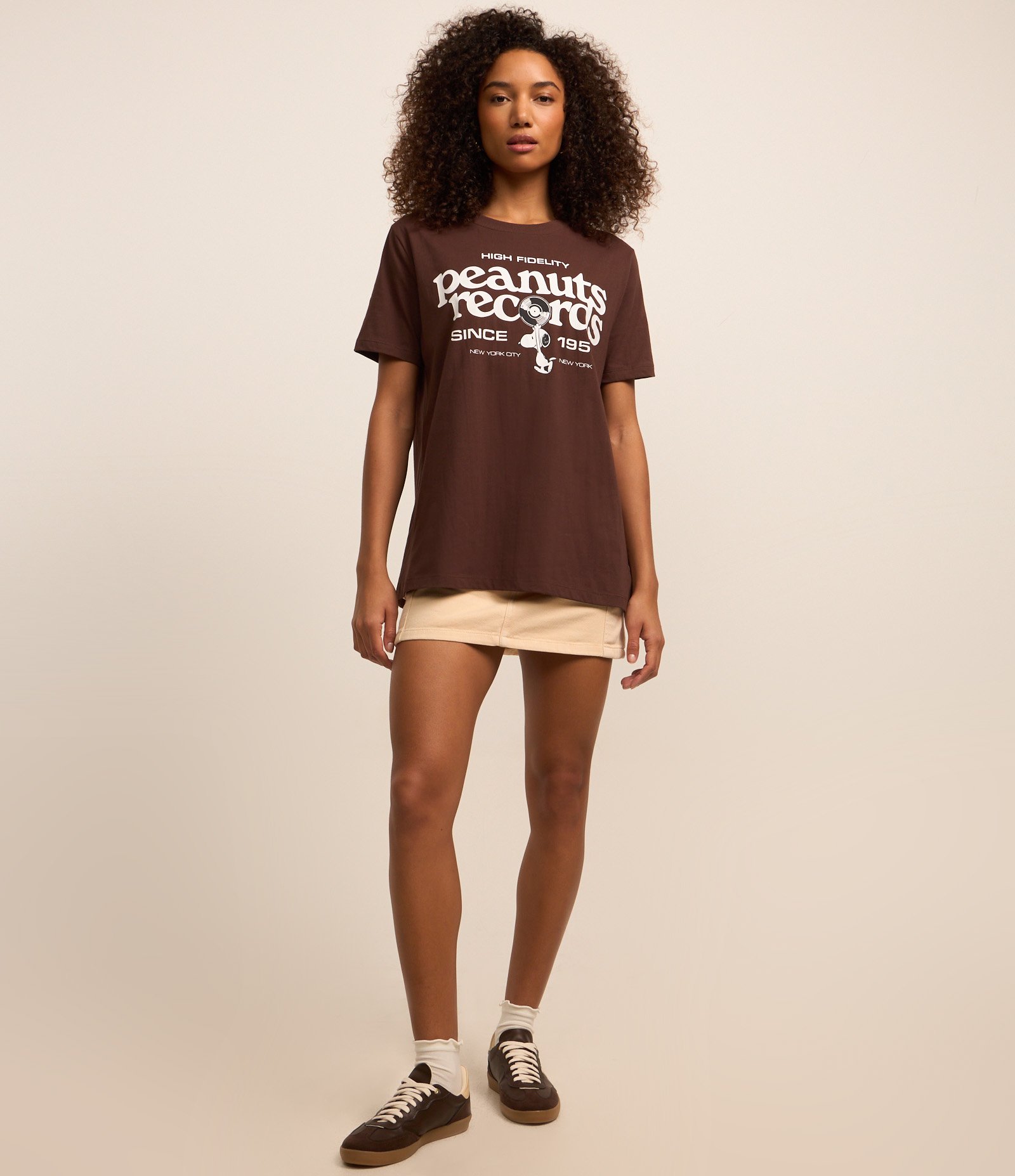 Camiseta Alongada em Algodão com Estampa Peanuts Records Marrom 2
