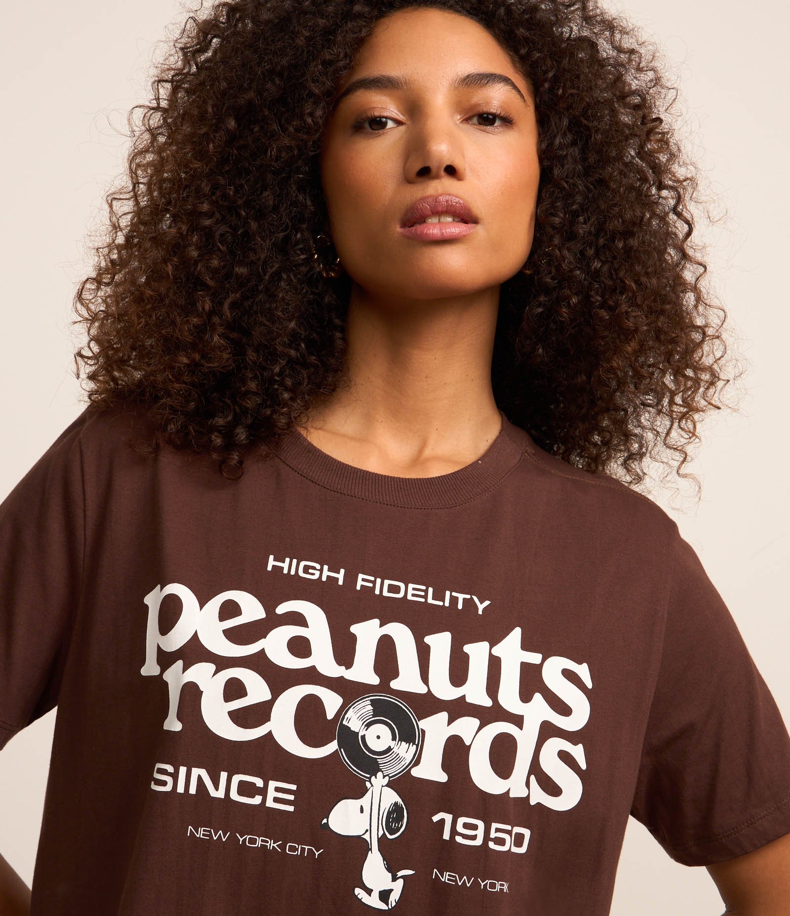 Camiseta Alongada em Algodão com Estampa Peanuts Records Marrom 3