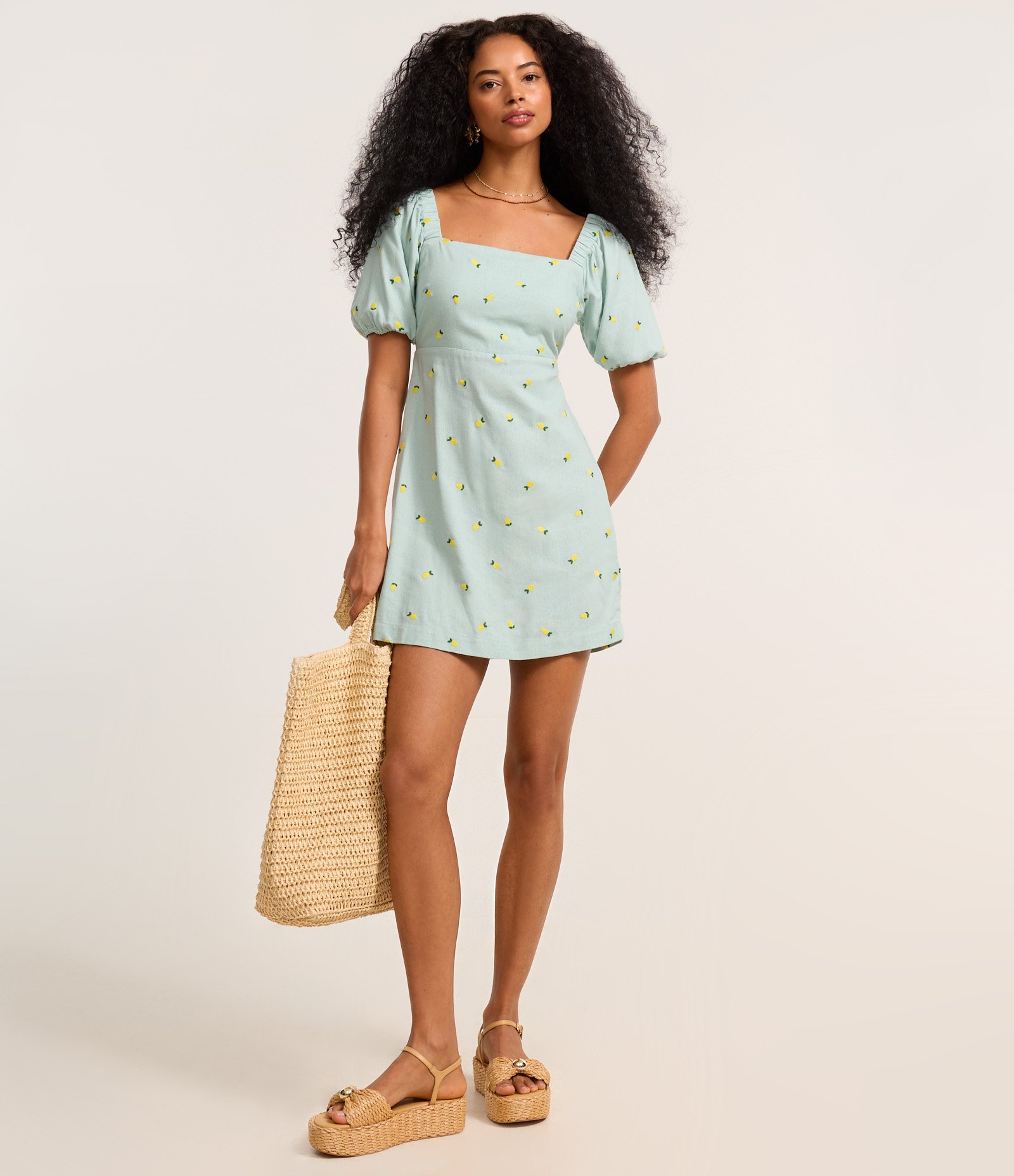 Vestido Curto em Viscolinho com Manga Bufante e Bordado Azul 2