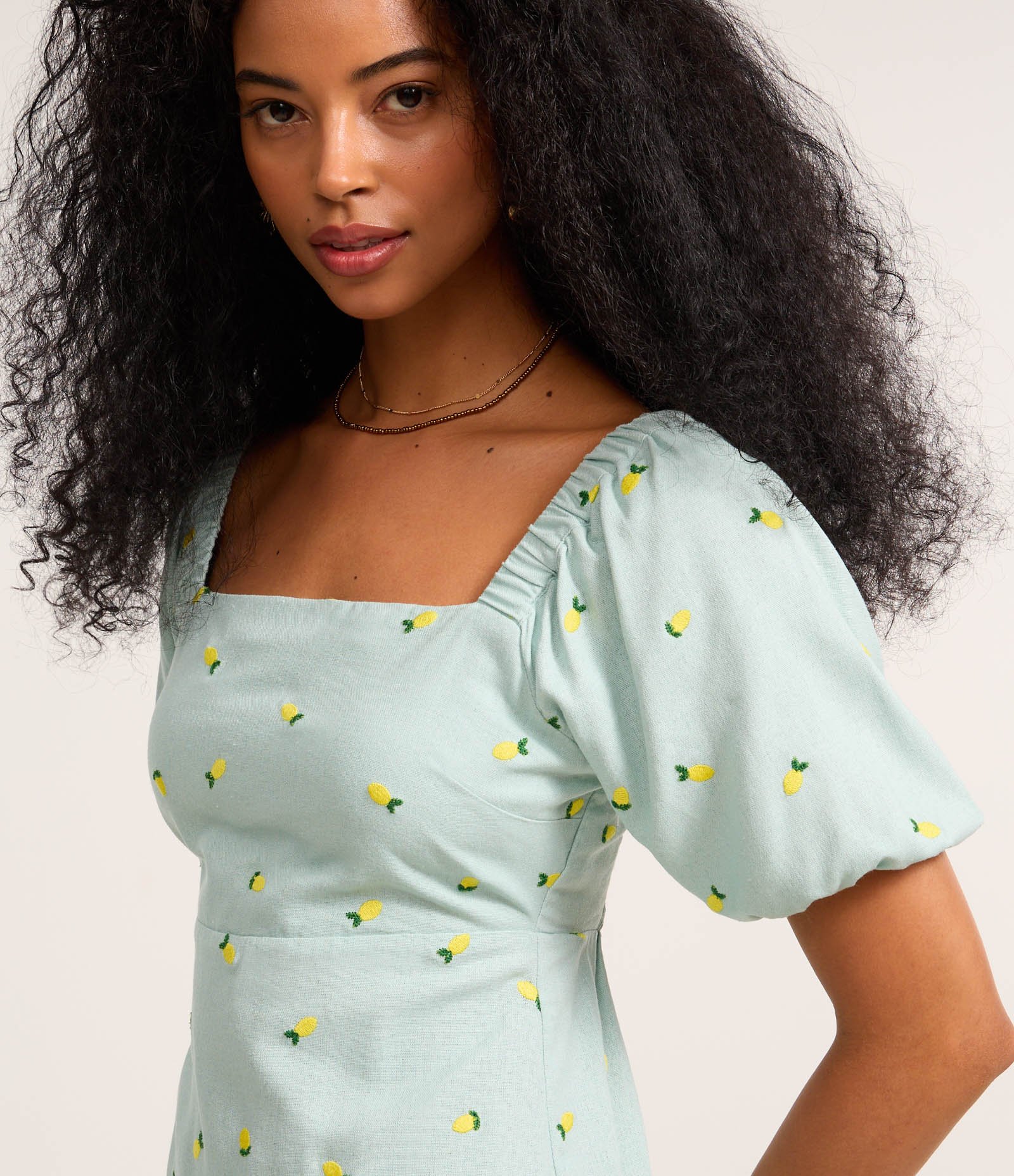 Vestido Curto em Viscolinho com Manga Bufante e Bordado Azul 3