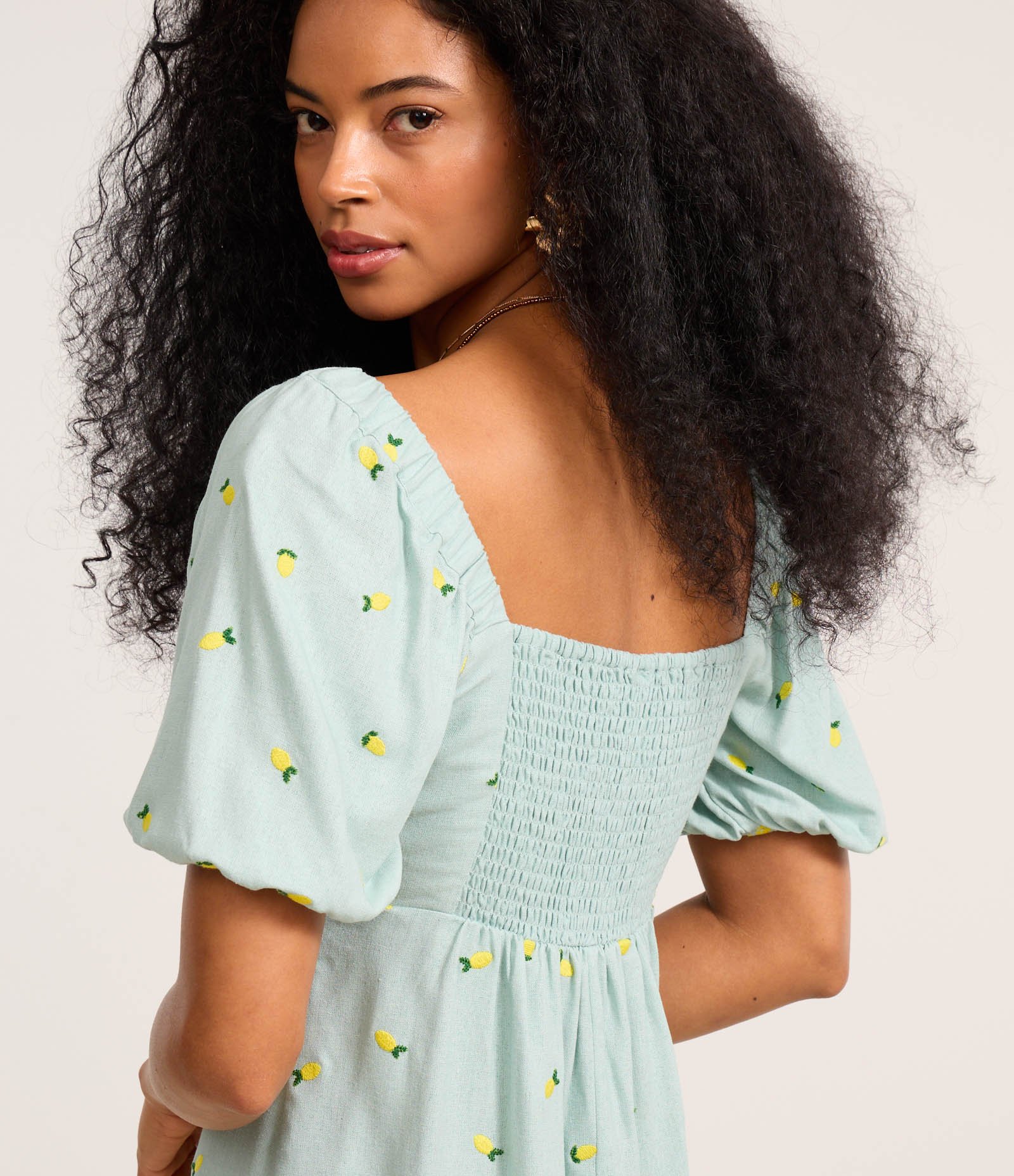 Vestido Curto em Viscolinho com Manga Bufante e Bordado Azul 4