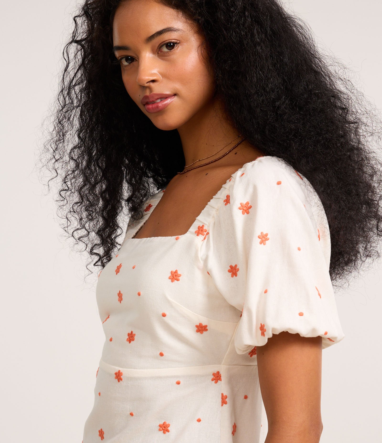 Vestido Curto em Viscolinho com Manga Bufante e Bordado Bege 3