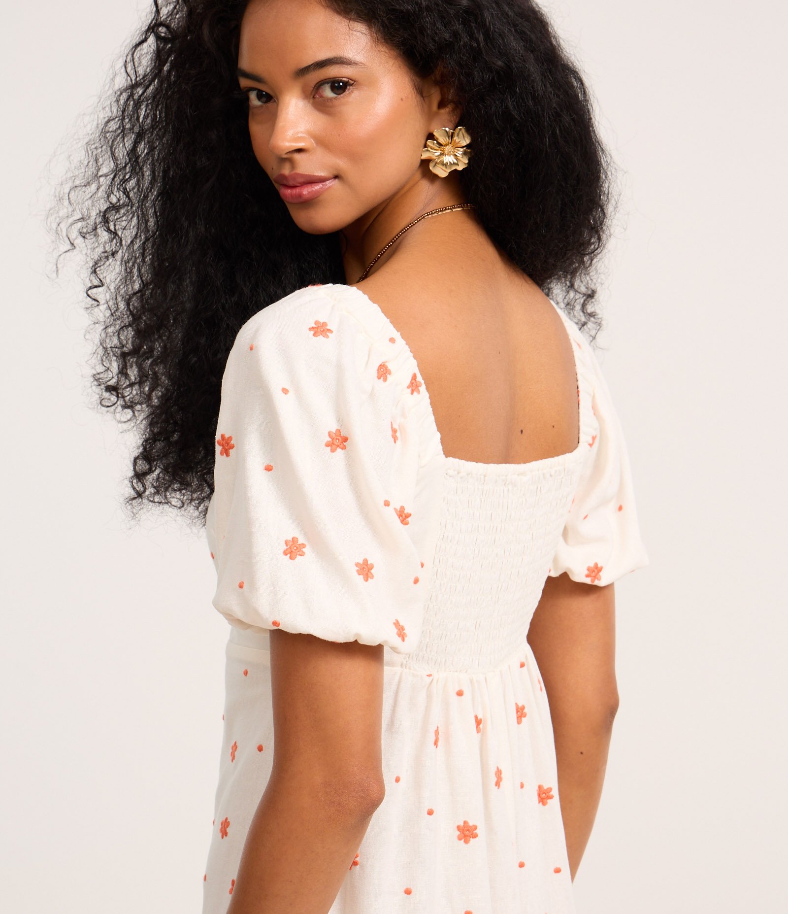 Vestido Curto em Viscolinho com Manga Bufante e Bordado Bege 4