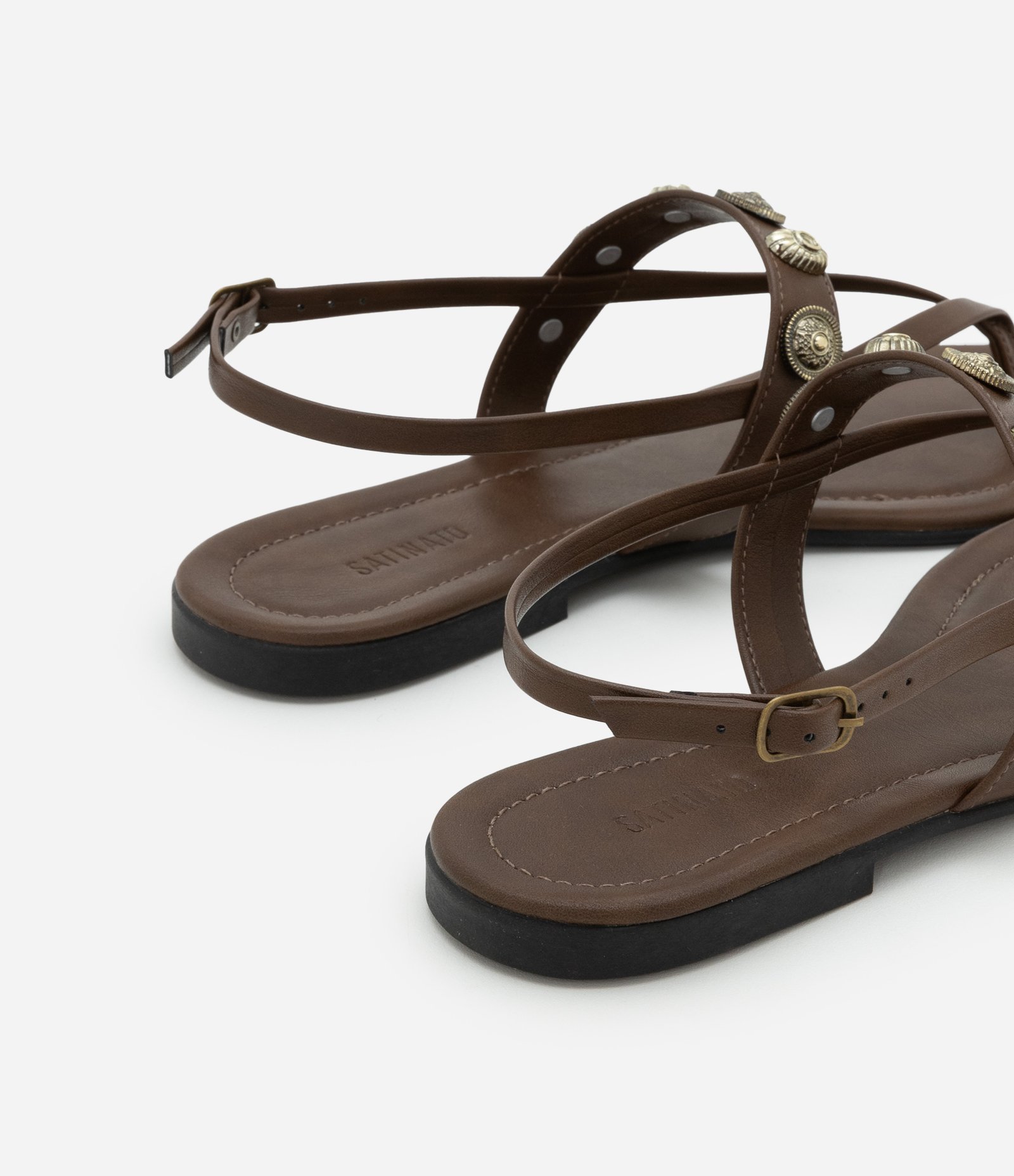 Sandália Rasteira em PU com Aviamentos Boho Marrom 3