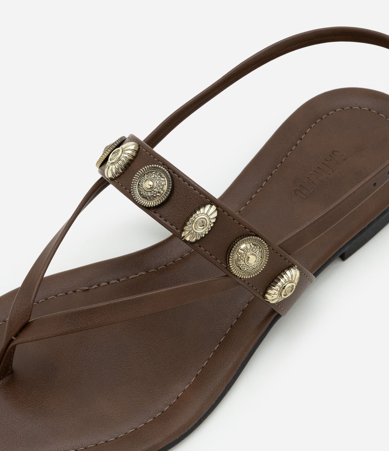 Sandália Rasteira em PU com Aviamentos Boho Marrom 5