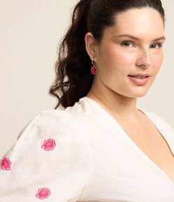 Blusa Tricoline com Bordado de Florzinha Curve & Plus Size