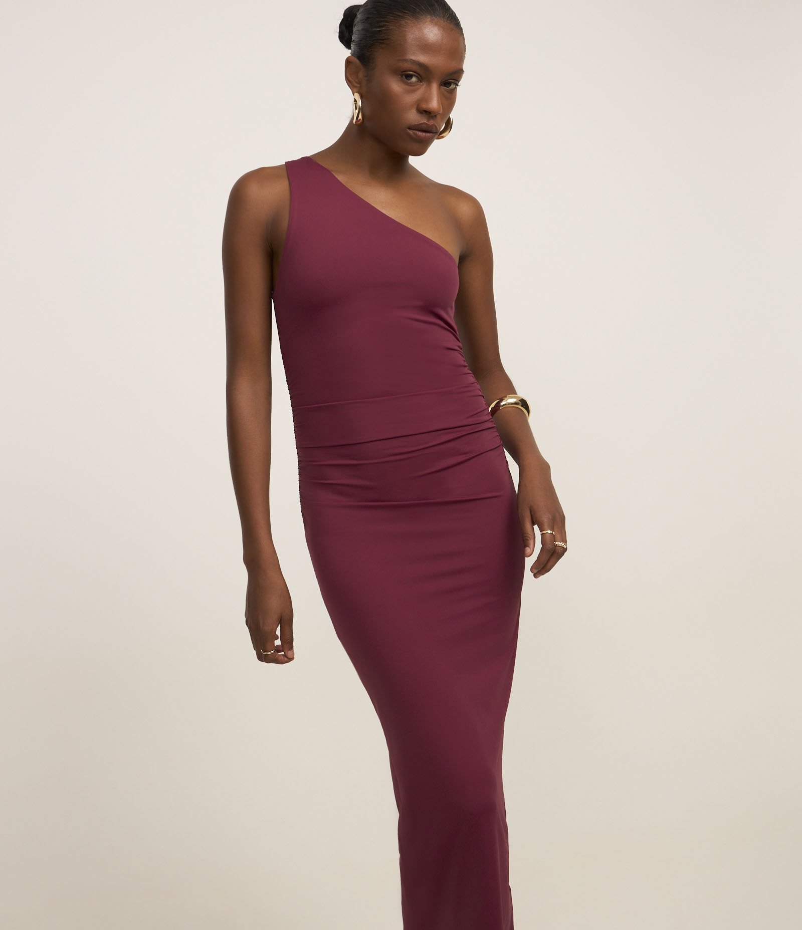 Vestido Reto Midi Ombro Só em Poliamida com Franzido 2