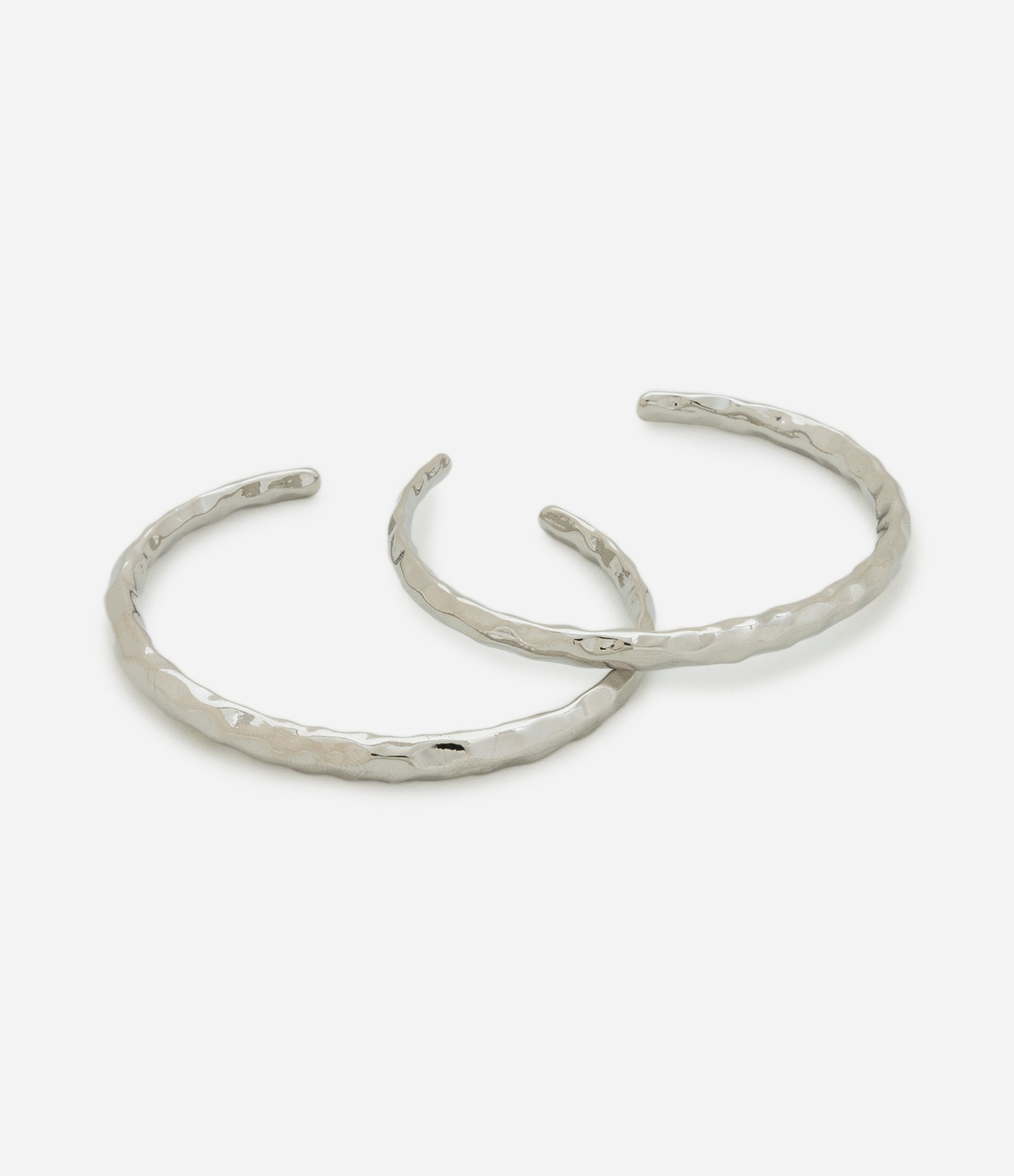 Kit com 02 Braceletes em Metal com Efeito Martelado Prata 1
