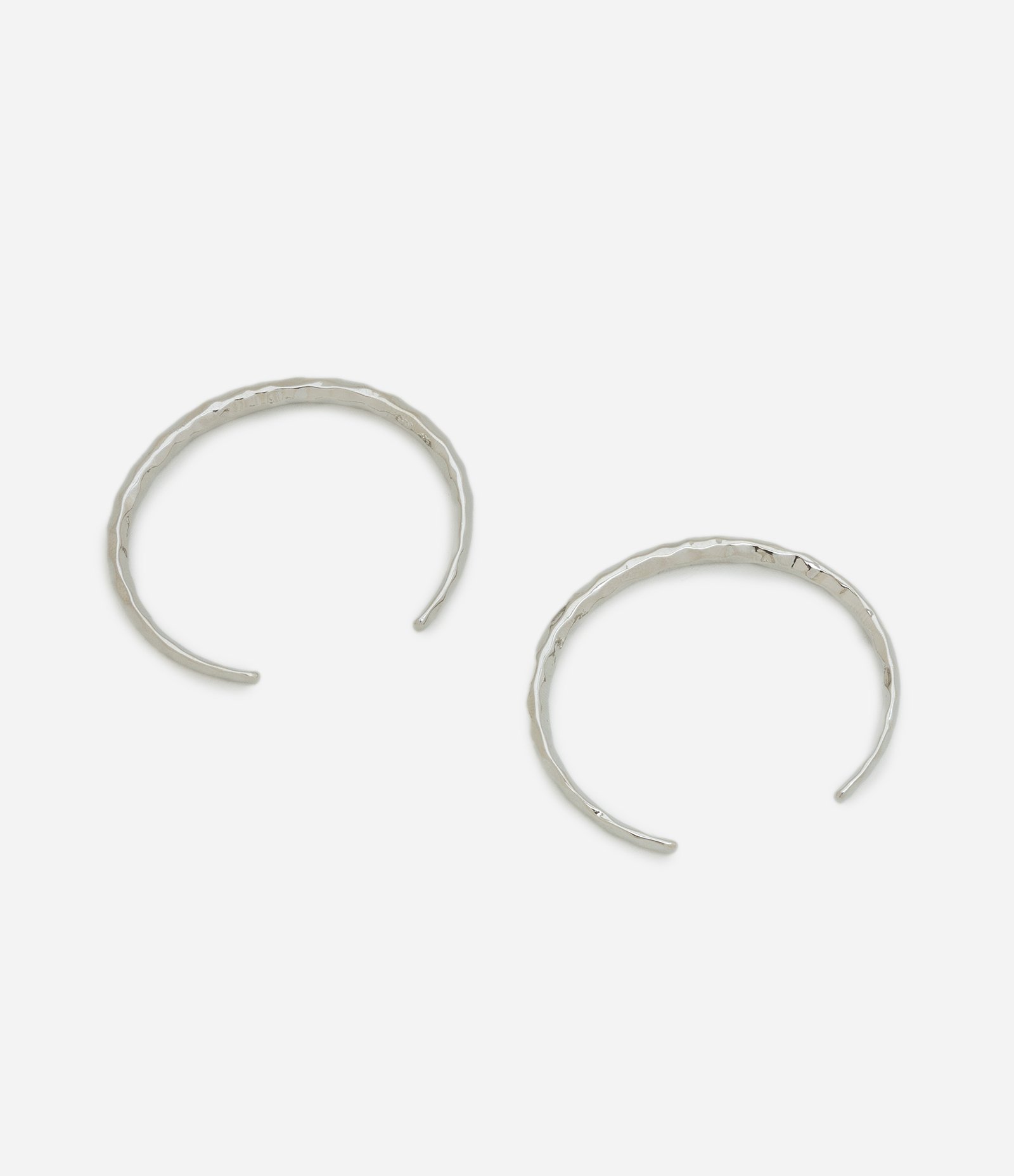 Kit com 02 Braceletes em Metal com Efeito Martelado Prata 2