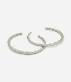 Kit com 02 Braceletes em Metal com Efeito Martelado