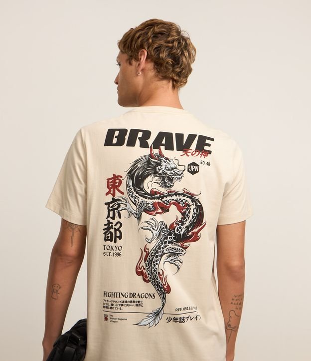 Camiseta Regular em Algodão com Estampa de Dragão Oriental
