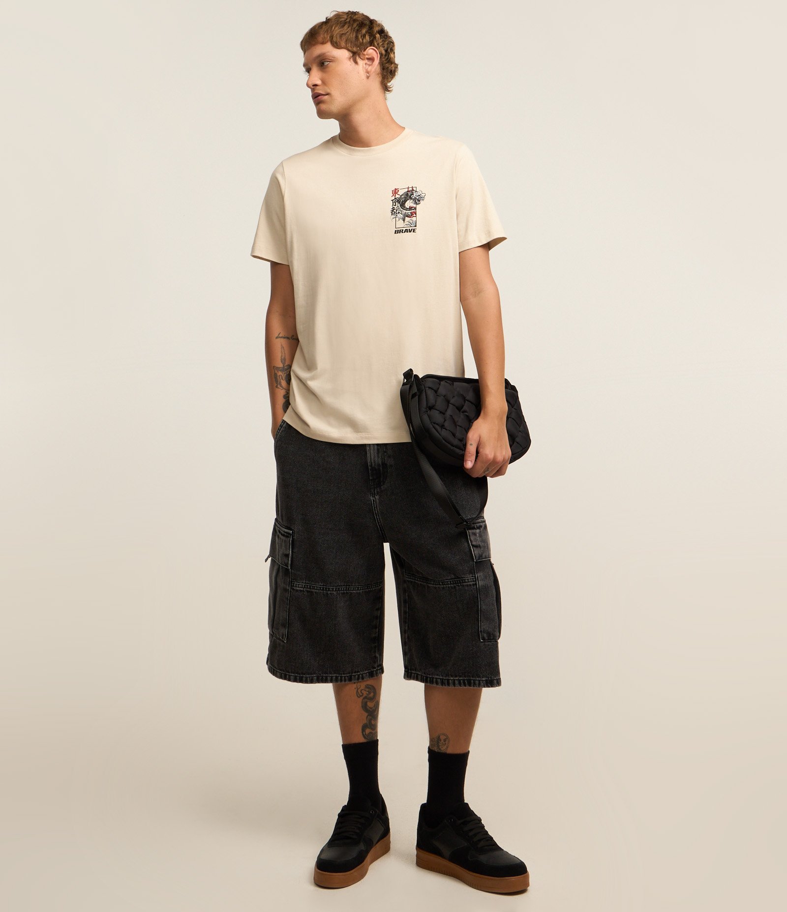 Camiseta Regular em Algodão com Estampa de Dragão Oriental Bege 2