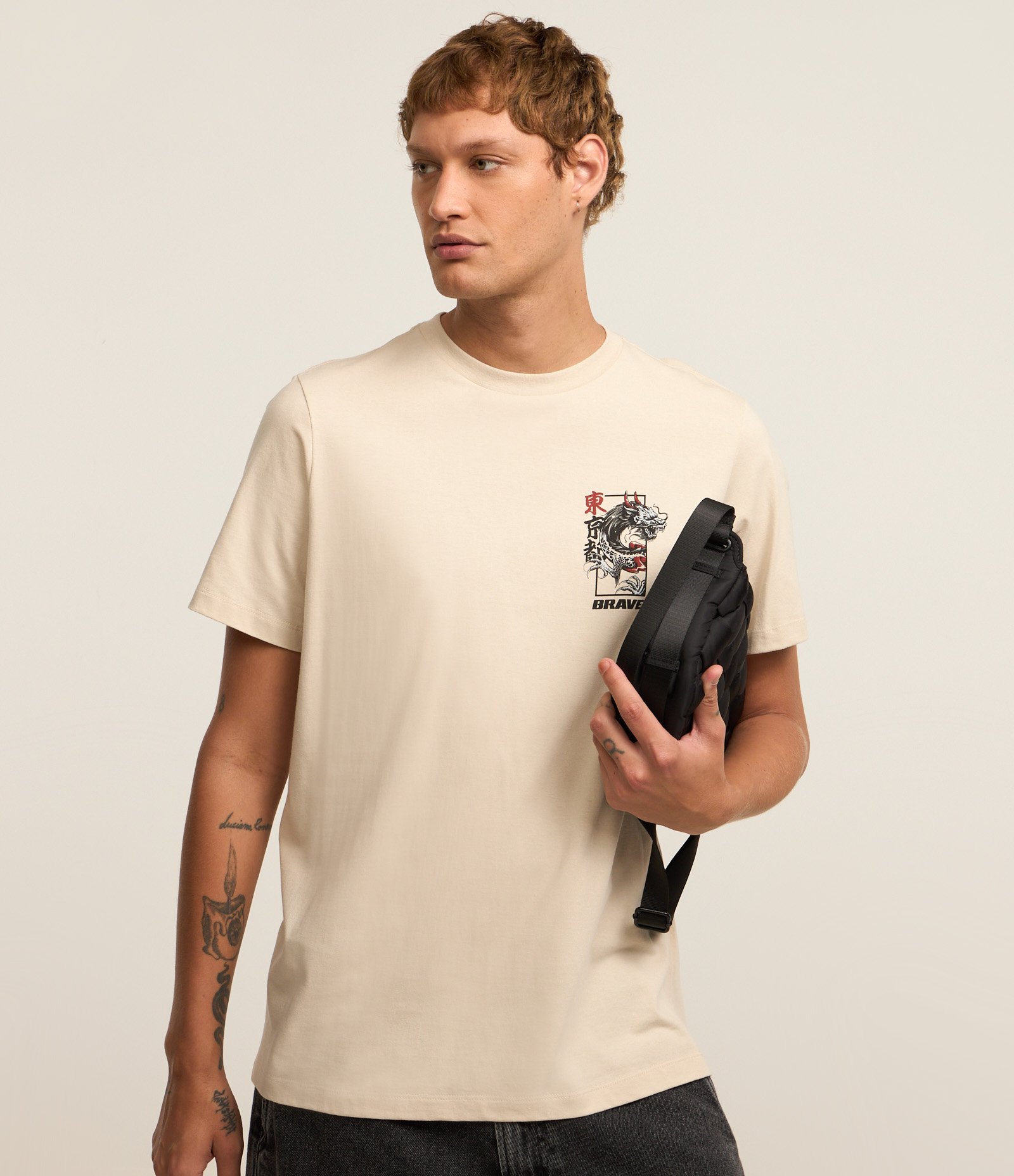 Camiseta Regular em Algodão com Estampa de Dragão Oriental Bege 3
