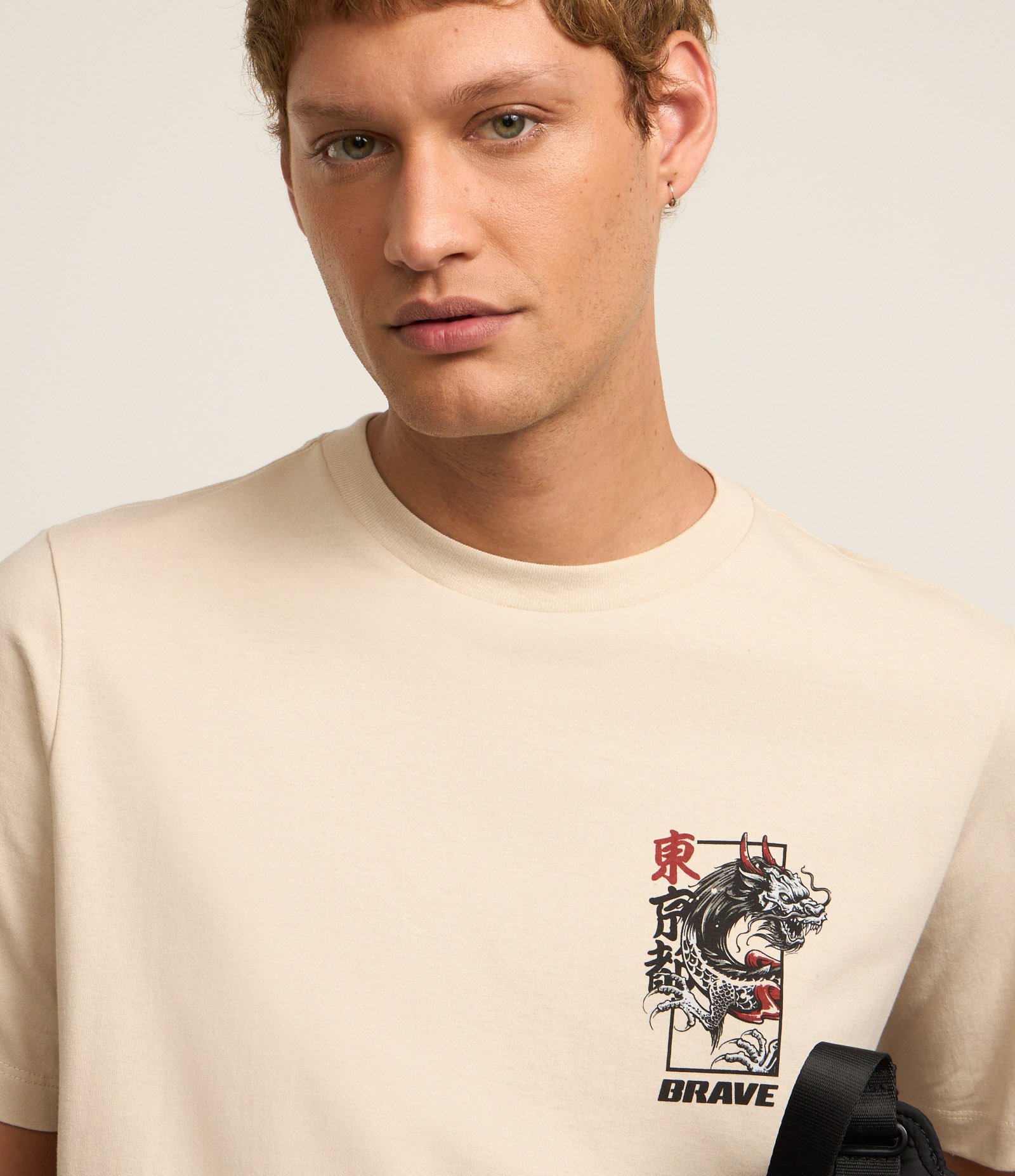 Camiseta Regular em Algodão com Estampa de Dragão Oriental Bege 4