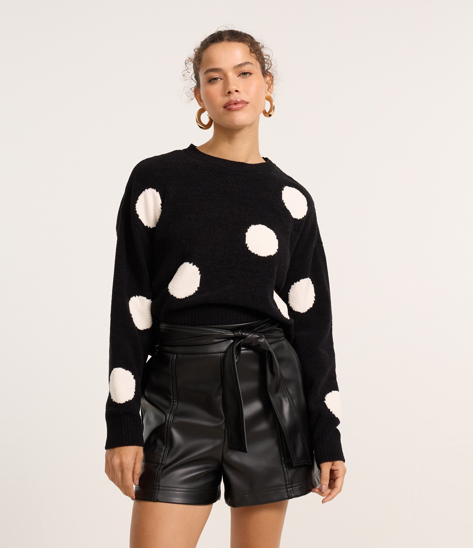 Suéter Curto em Chenille Jacquard com Cava Deslocada e Estampa Poá Preto 1